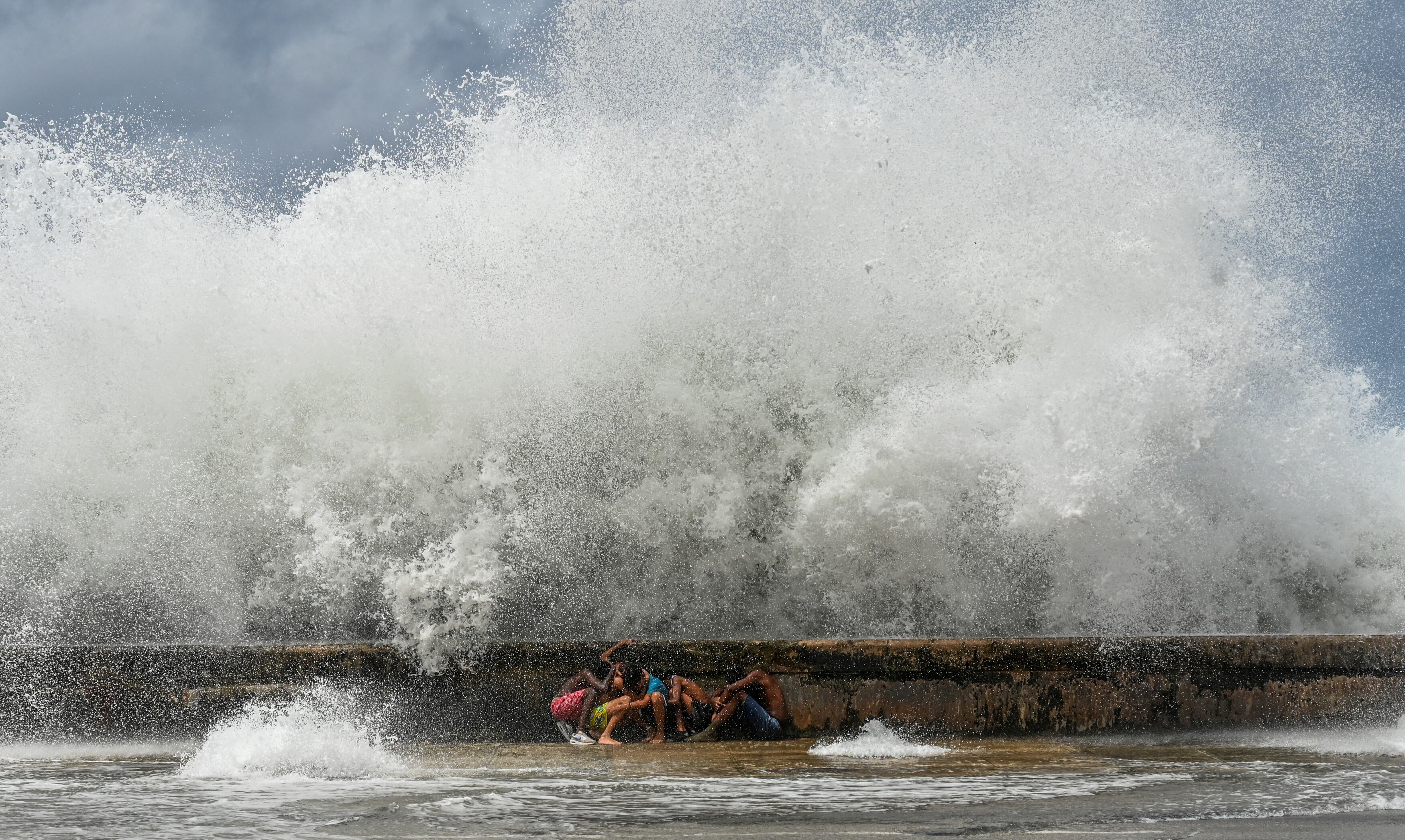 Olas del huracán Milton golpean el Malecón en La Habana mientras se acerca a Florida con vientos catastróficos. Foto de YAMIL LAGE / AFP