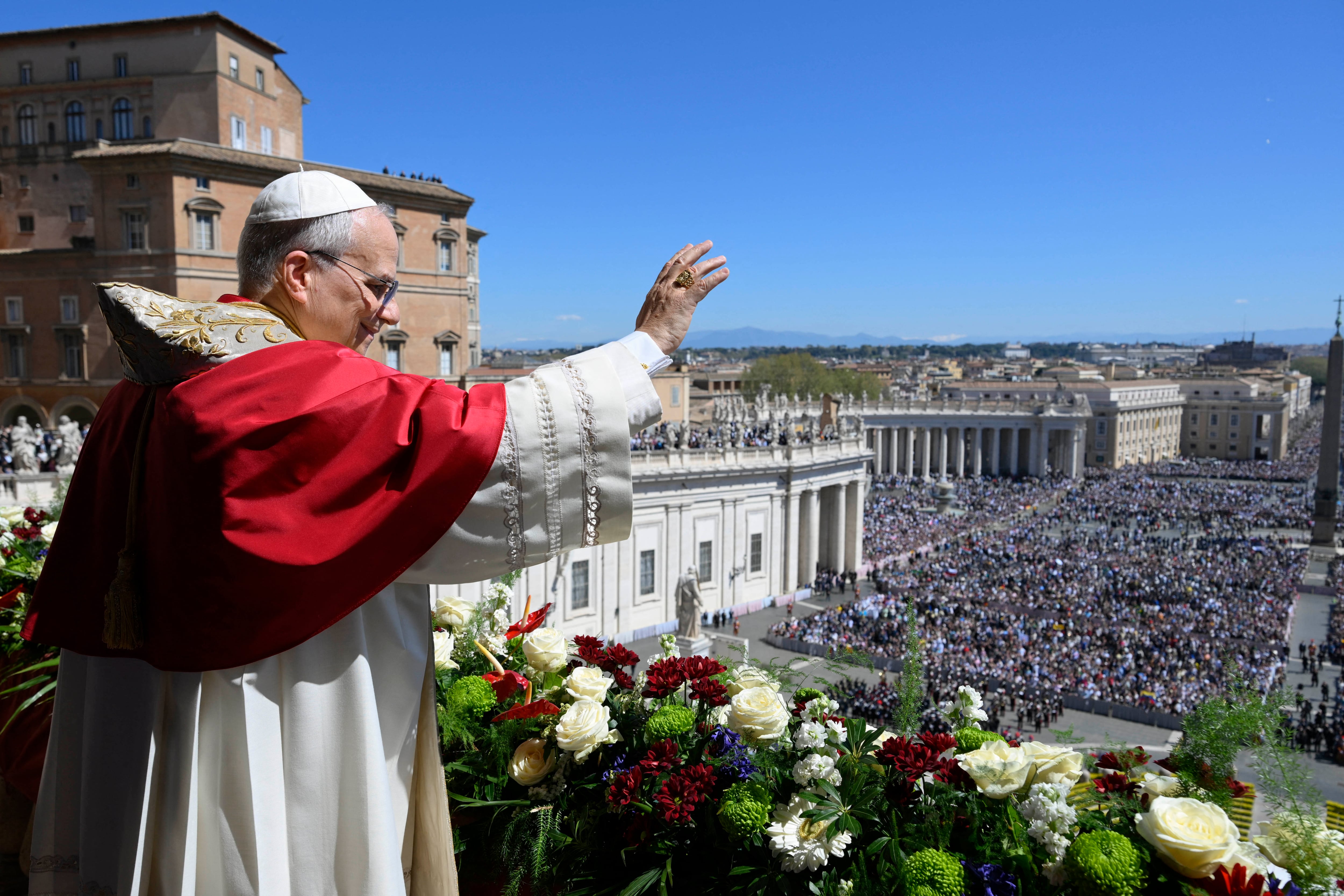 Esta fotografía, tomada y distribuida el 5 de abril de 2026 por Vatican Media, muestra al papa León XIV dirigiéndose a la multitud desde el balcón principal de la basílica de San Pedro para el mensaje y la bendición Urbi et Orbi a la ciudad y al mundo, como parte de las celebraciones de Pascua en el Vaticano.