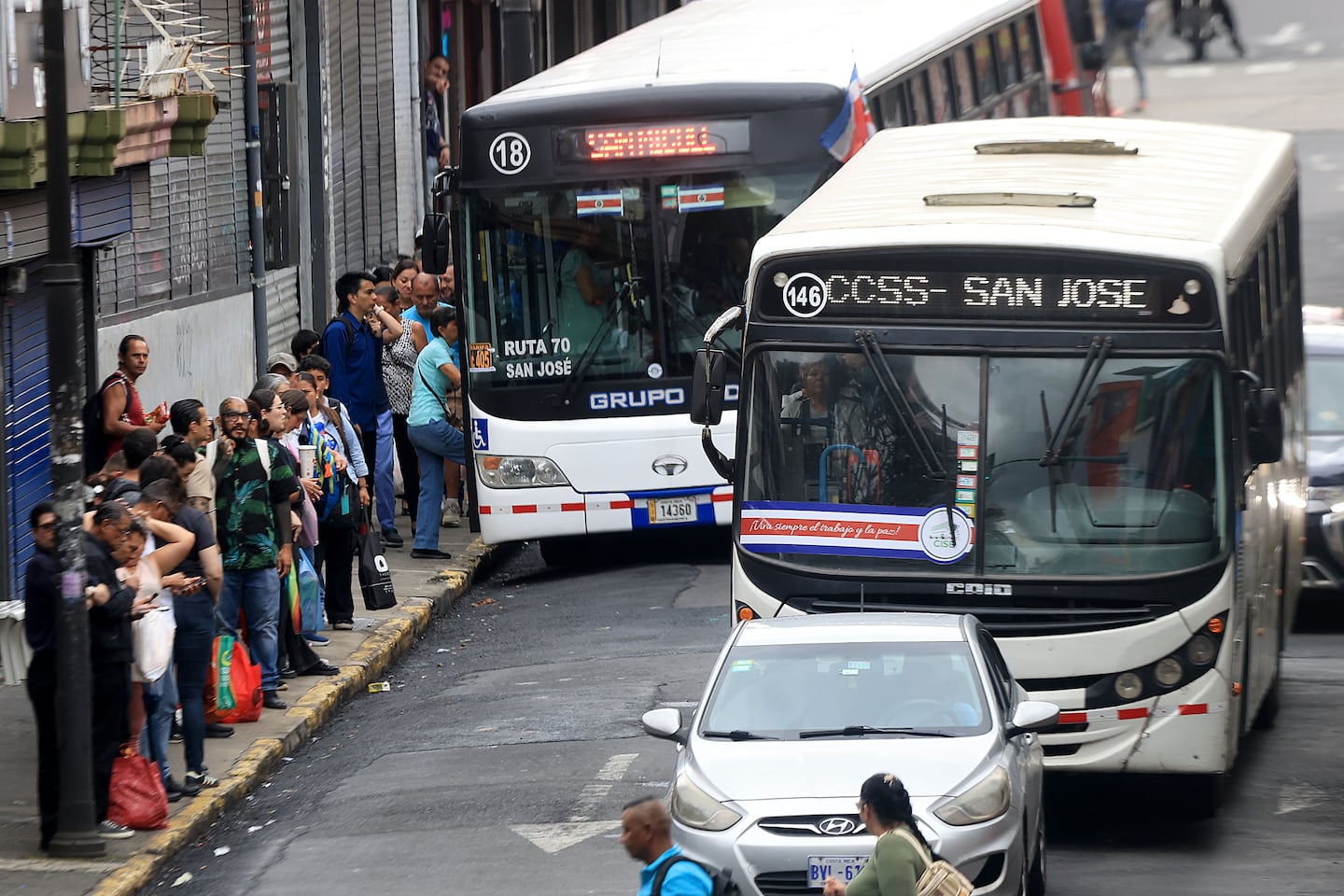 Aprueban alza generalizada en tarifas de buses y taxis