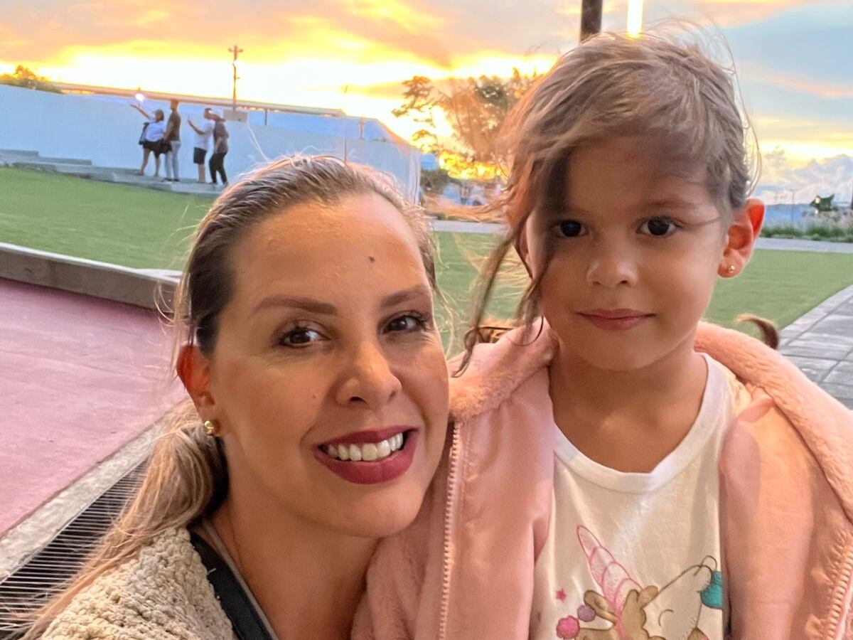 Una madre y una hija abrazadas.