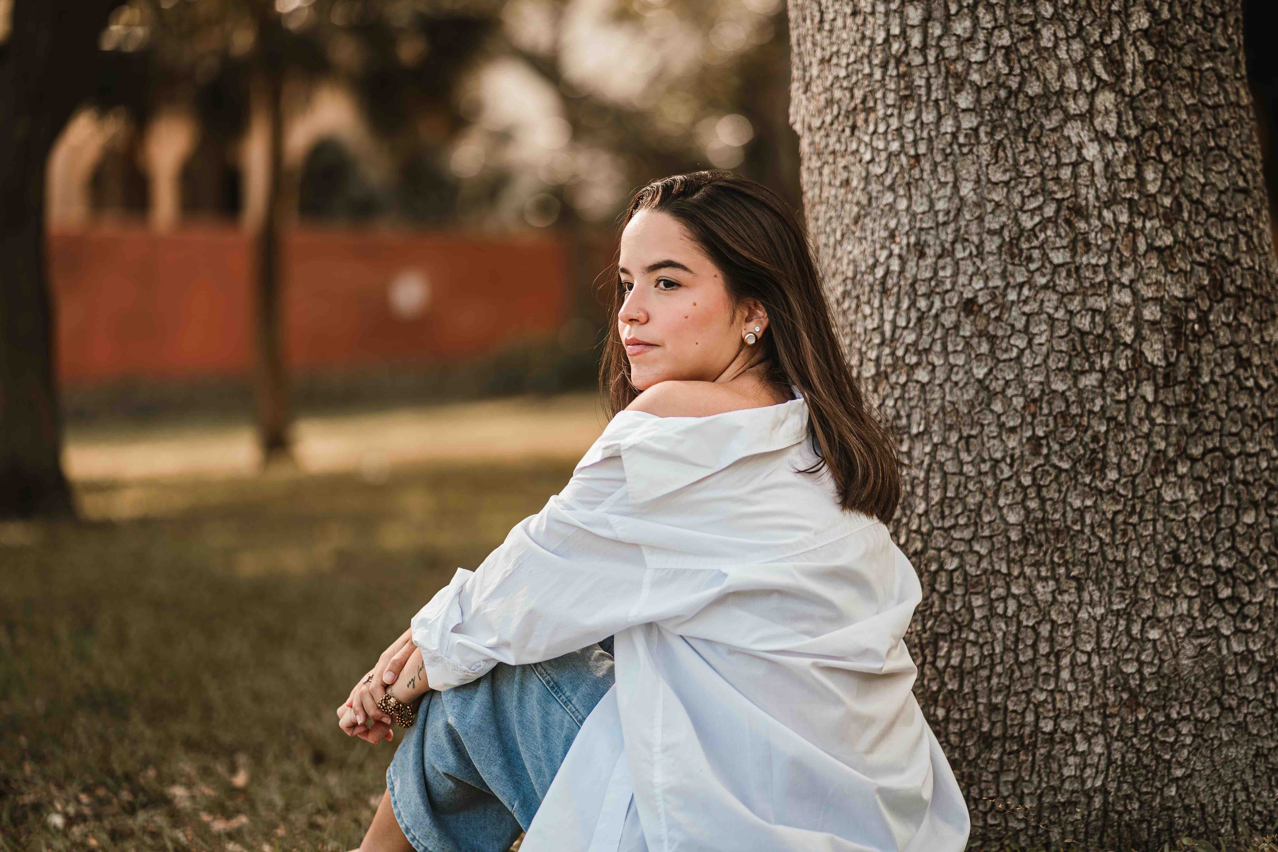 Alejandra González Mejía. Su abuelo, su padre, su tío abuelo y dos primos, son los reconocidos cantautores y cantantes Luis Enrique Mejía Godoy, Luis Pastor, Carlos Mejía Godoy, Luis Enrique y Perrozompopo).