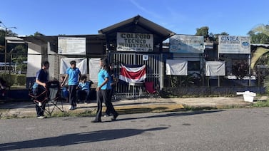 Estudiantes de Puerto Jiménez exigen la intervención de su colegio: ‘Estudiamos con olor a mierda’