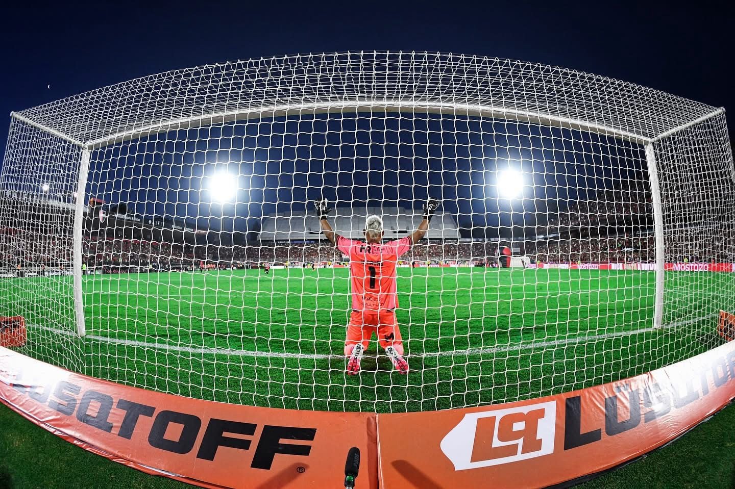 Keylor Navas suma ya cuatro partidos en la liga de Argentina con Newell's Old Boys.