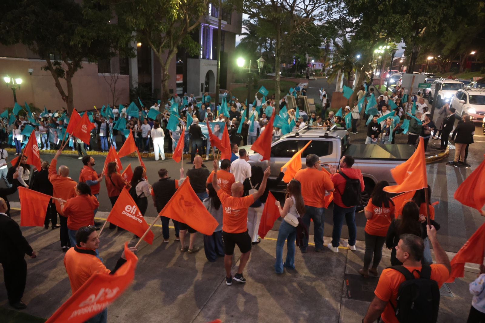 Partidarios se dividieron a un lado y el otro de la calle.
