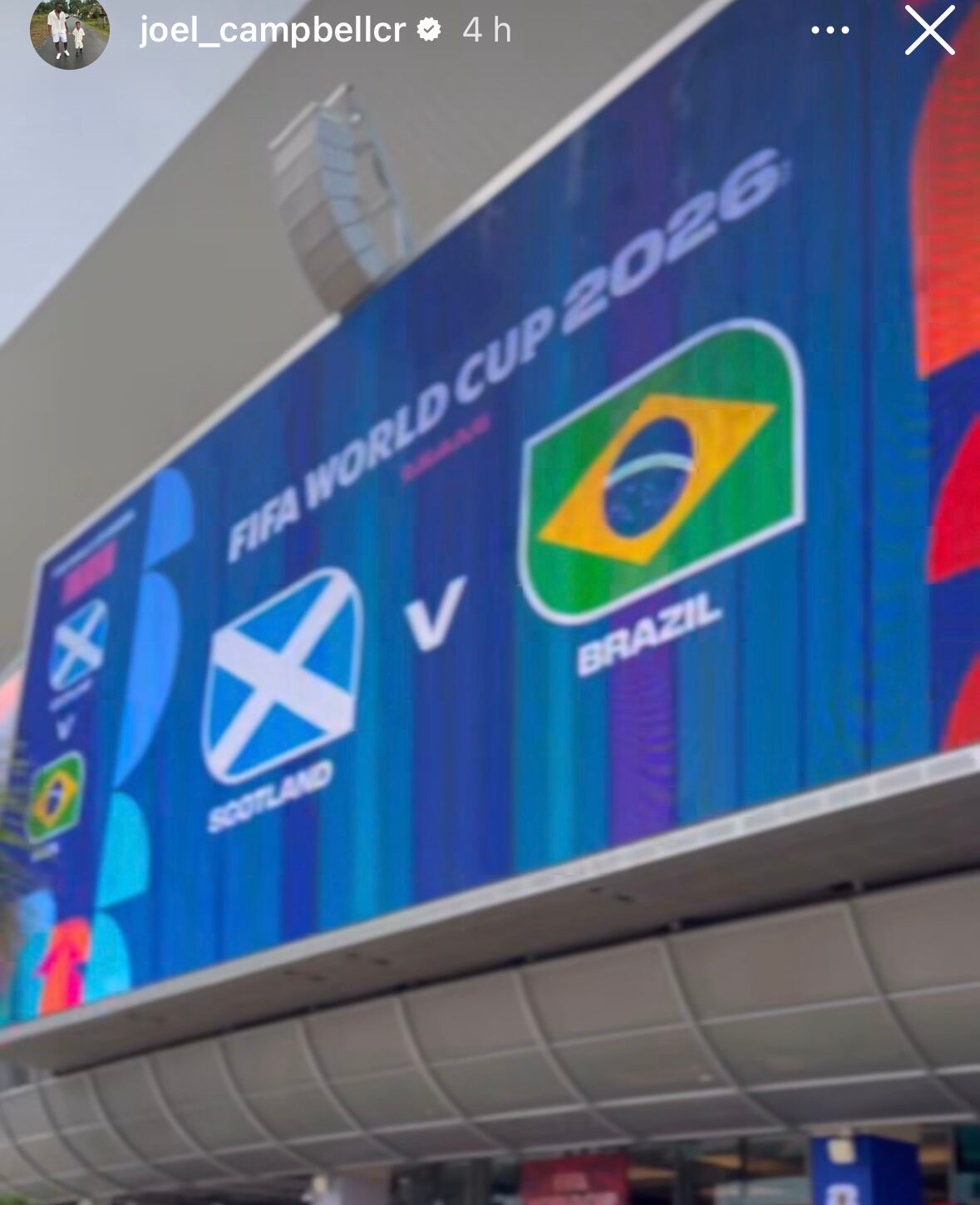Joel Campbell estuvo en el partido entre Escocia y Brasil.