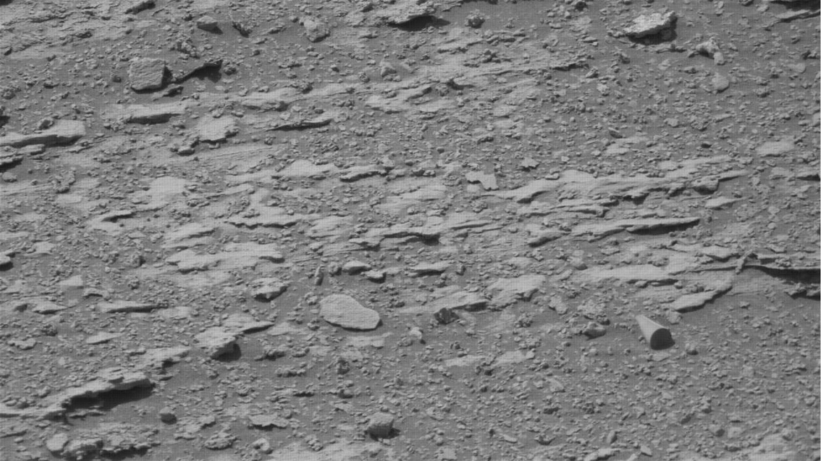 Una foto captada en Marte revela un extraño cilindro entre rocas. Científicos analizan si se trata de restos humanos o de una formación natural.