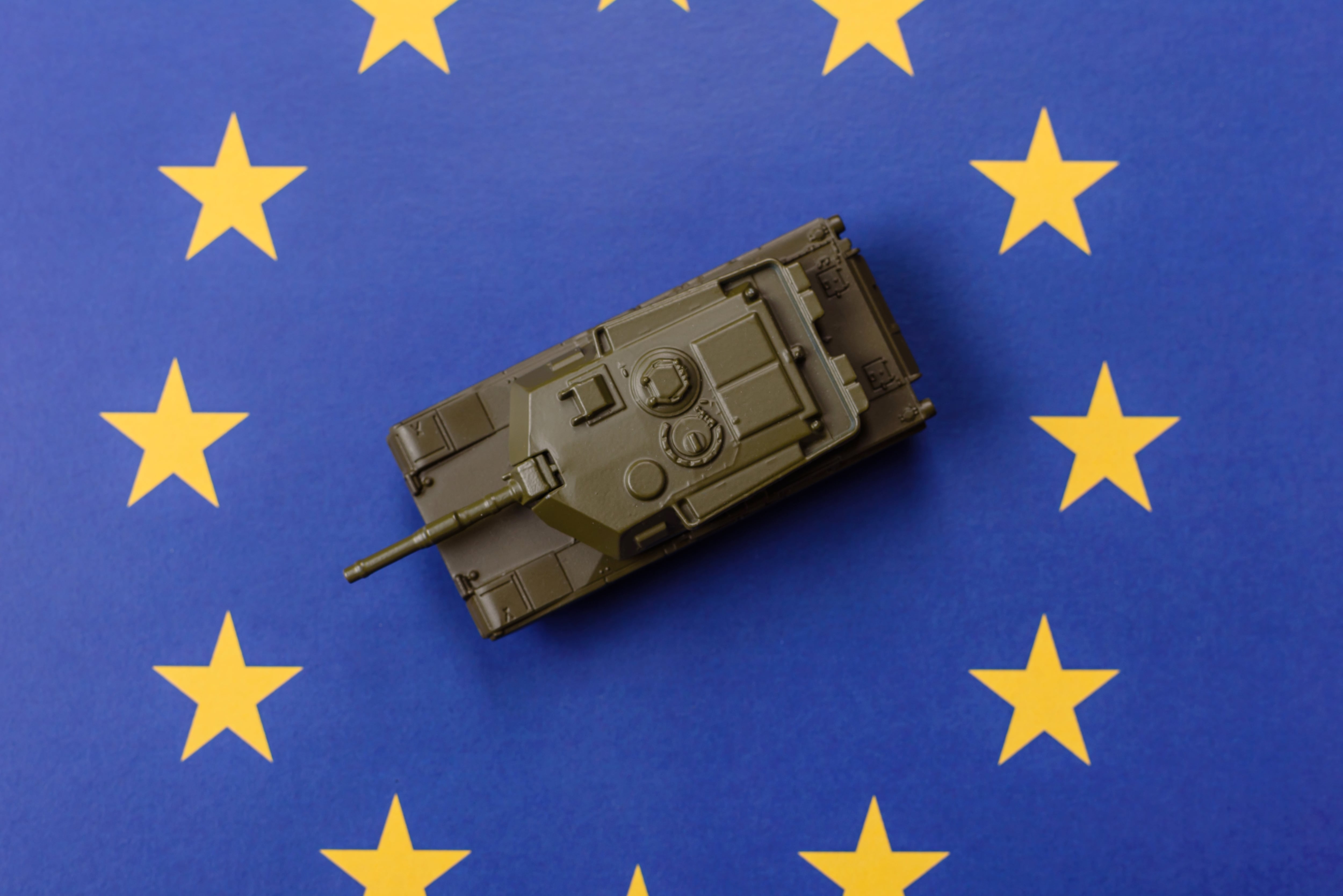 Un tanque en la bandera de la Unión Europea como telón de fondo conceptual que representa la defensa y preparación de Europa