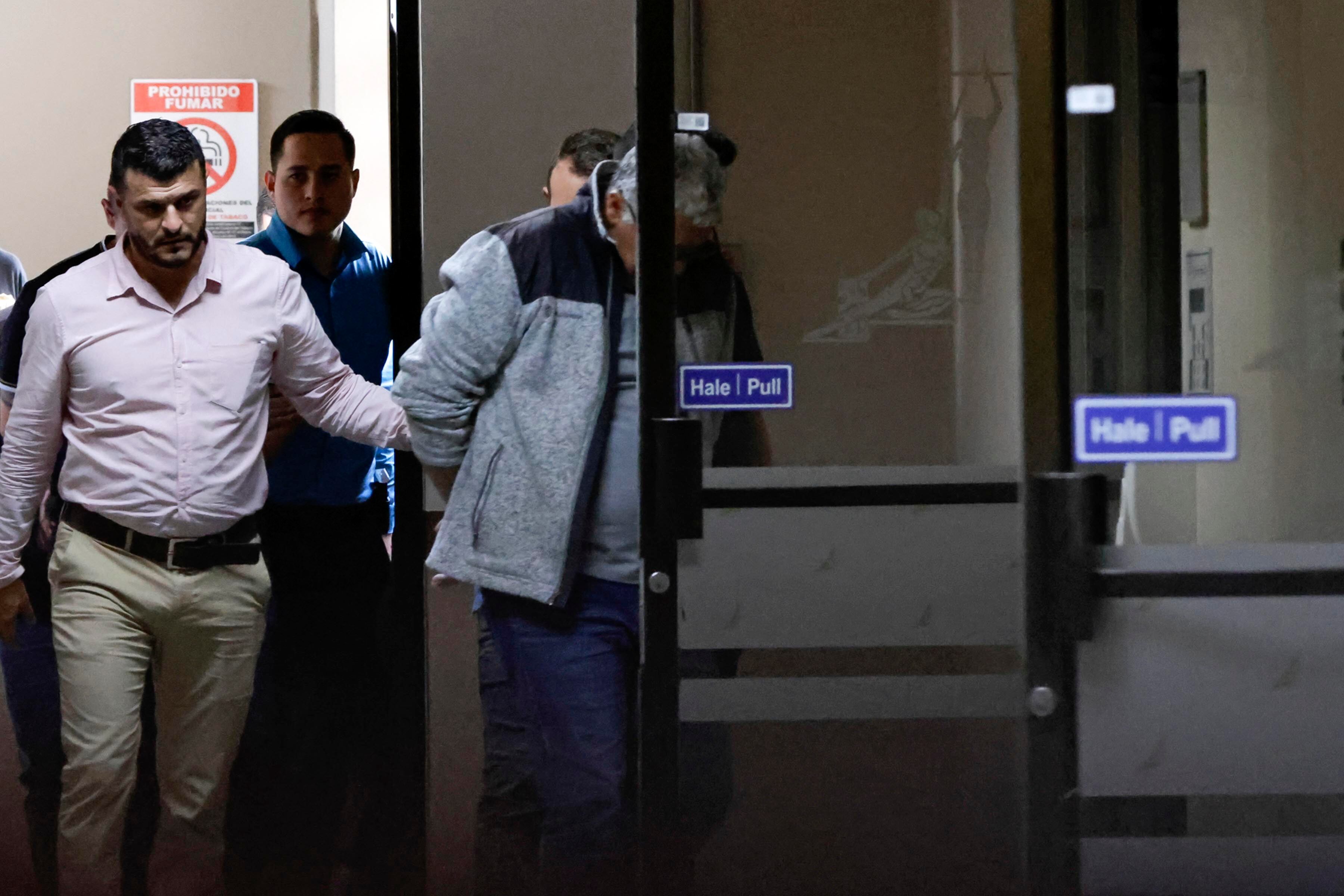 09/11/2023. Segundo Circuito Judicial, Goicoechea. Hora: 02:00 p.m. NOTA: VALORAR SI PUEDEN SALIR LOS ROSTROS DE LOS SOSPECHOSOS. Este jueves inicia la audiencia preliminar en el caso llamado Gallo Tapado, relacionado con la sustracción de ¢3.200 millones del Banco Nacional. En la foto, los sospechosos ingresan a la Sala de Juicio #10. Fotos: Mayela López