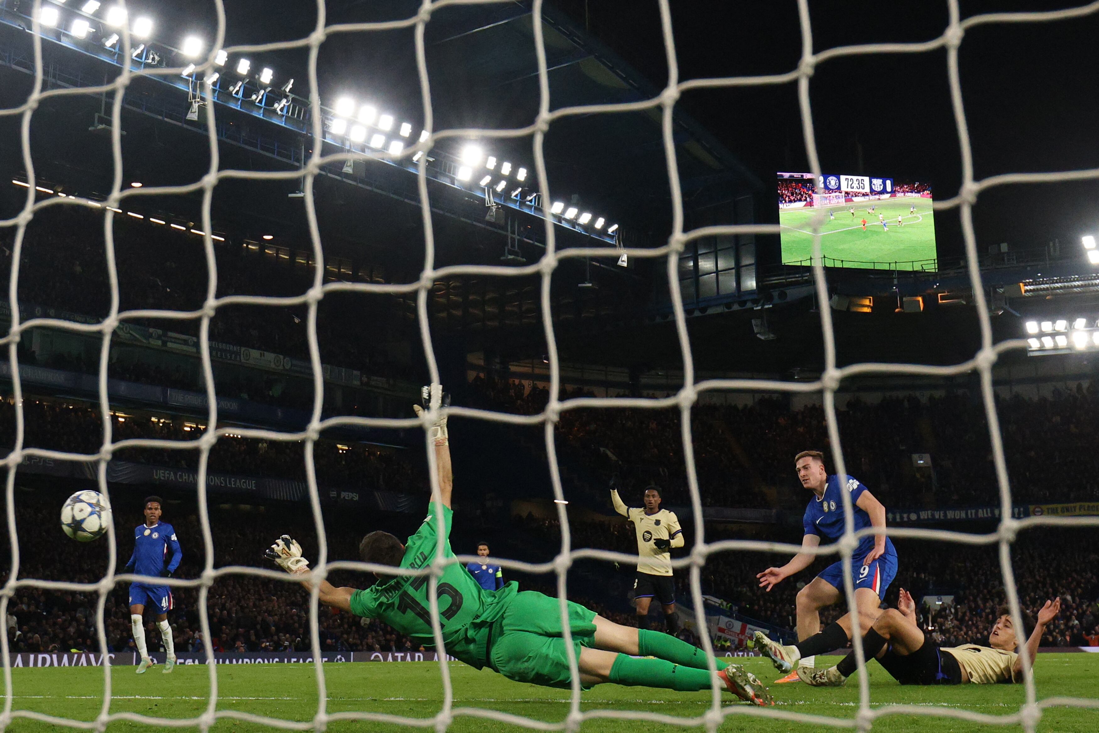 El delantero del Chelsea Liam Delap anota el tercer gol ante el Barcelona en el duelo por la Champions League.