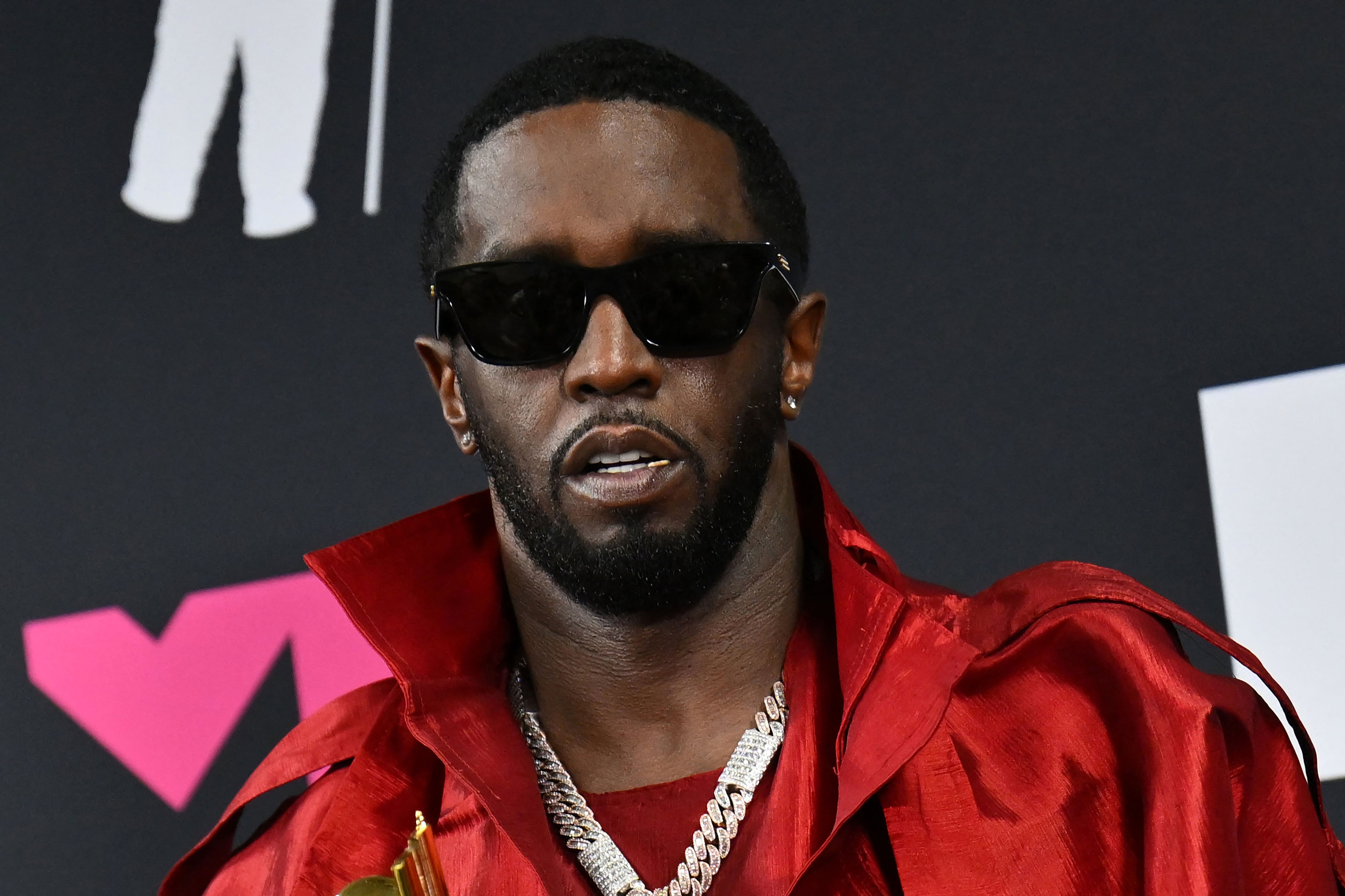 Sean "Diddy" Combs fue arrestado en Nueva York, acusado de tráfico sexual y agresión, en medio de una investigación federal.