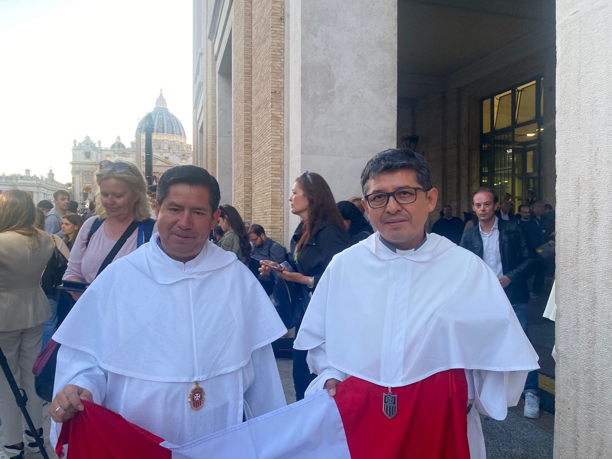 El padre Hernán Prado y el fray Miguel Córdoba, ambos de Perú, se mostraron entusiasmados por le designación del papa estadounidense y peruano León XIV.