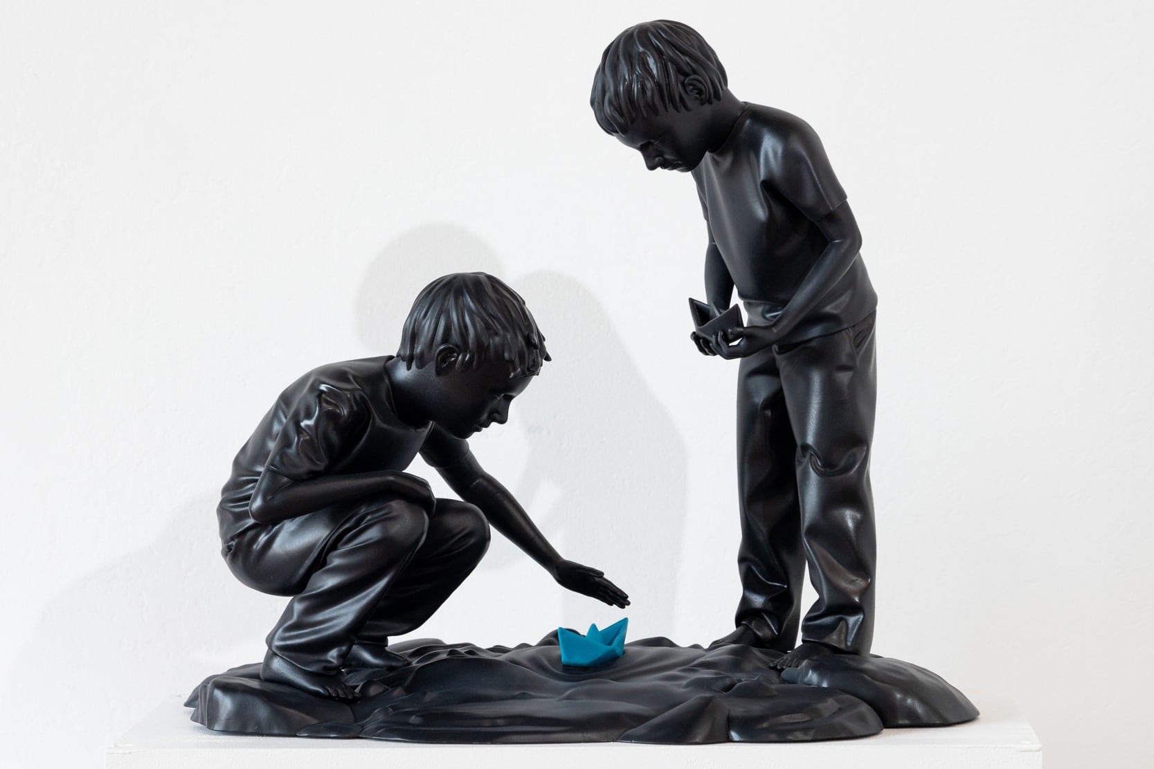 Daniel Gómez tiene formación en animación y dice que sus esculturas 'son como fotografías tridimensionales de estas historias'.