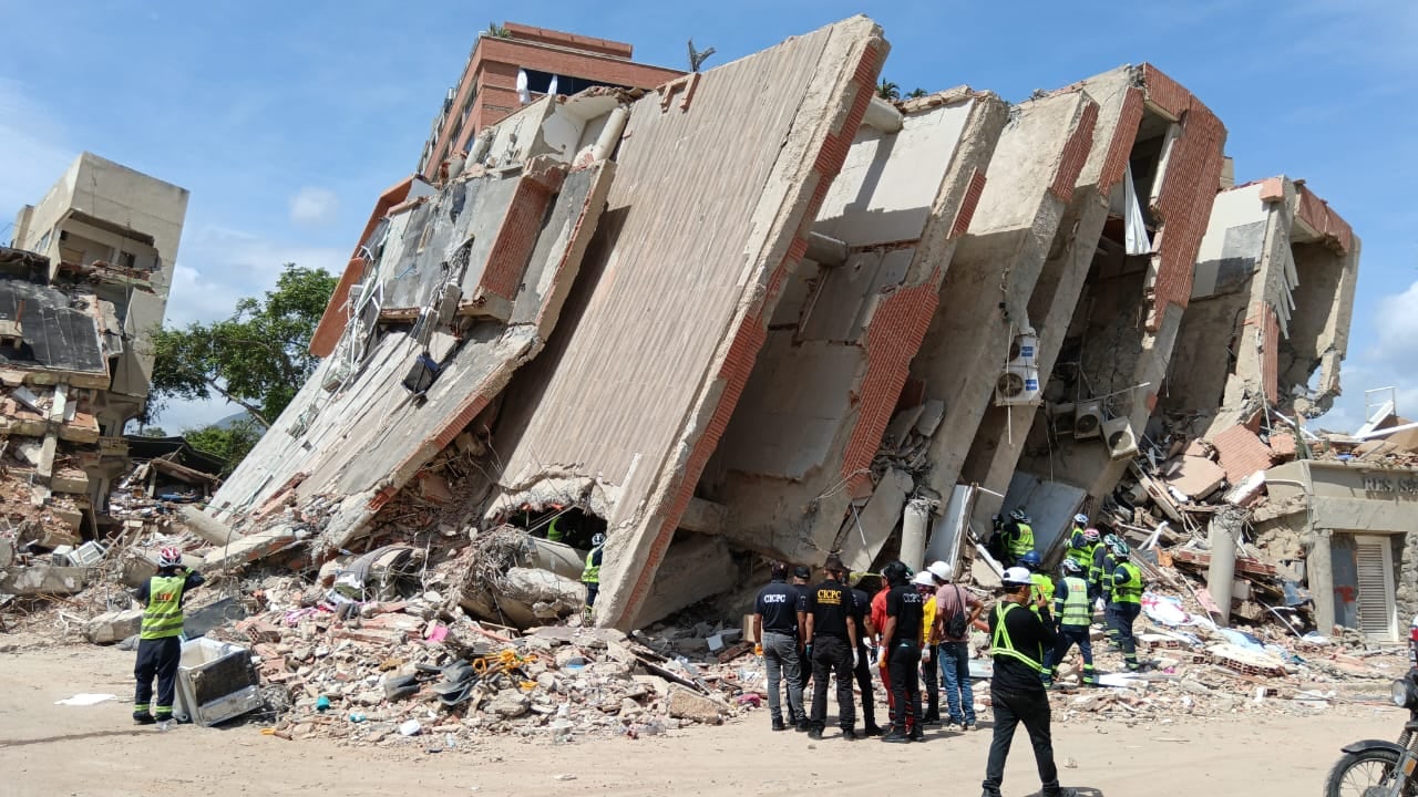 Edificio colapsado en Venezuela donde los equipos de rescate lograron la extracción con vida de Hernán Gil tras 114 horas de operaciones técnicas.