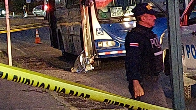 Punto donde murió un hombre identificado como Kevin Douglas Pavón Sánchez murió este 11 de febrero frente a la parada de autobuses de Escuela Ezequiel Morales Aguilar. Fotografía: