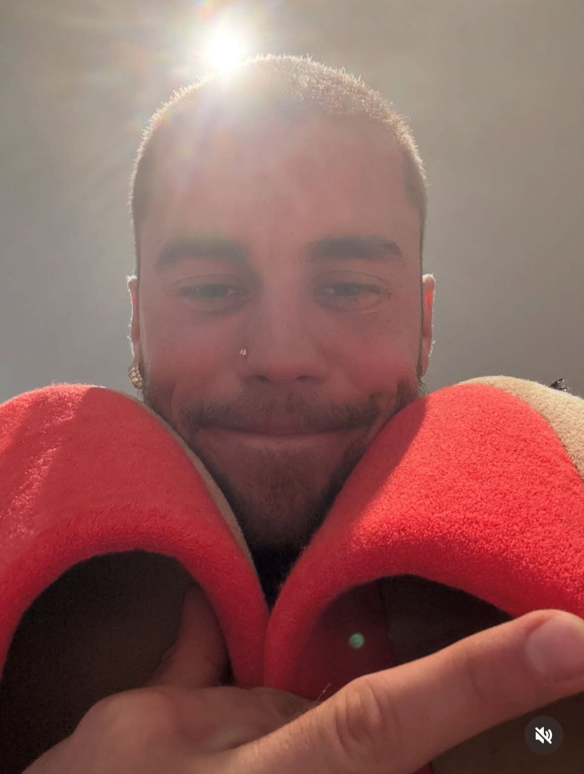 Justin Bieber compartió esta fotografía acompañada de la descripción 'Tu no decides quien vale la pena".