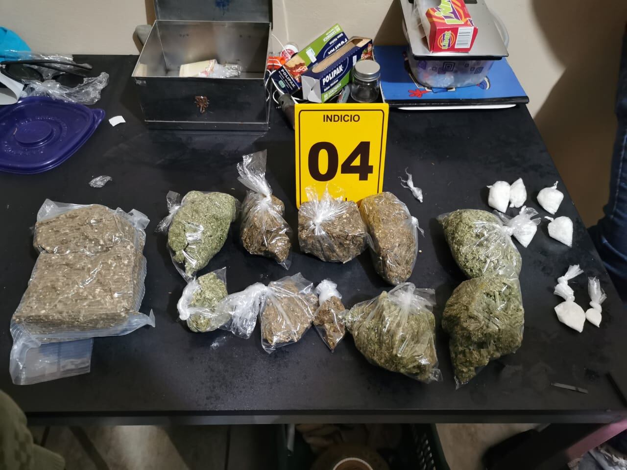 Marihuana, cocaína y otras drogas fueron halladas por la Policía durante los allanamientos en Santa Ana y otros sitios. Foto: Cortesía: OIJ.