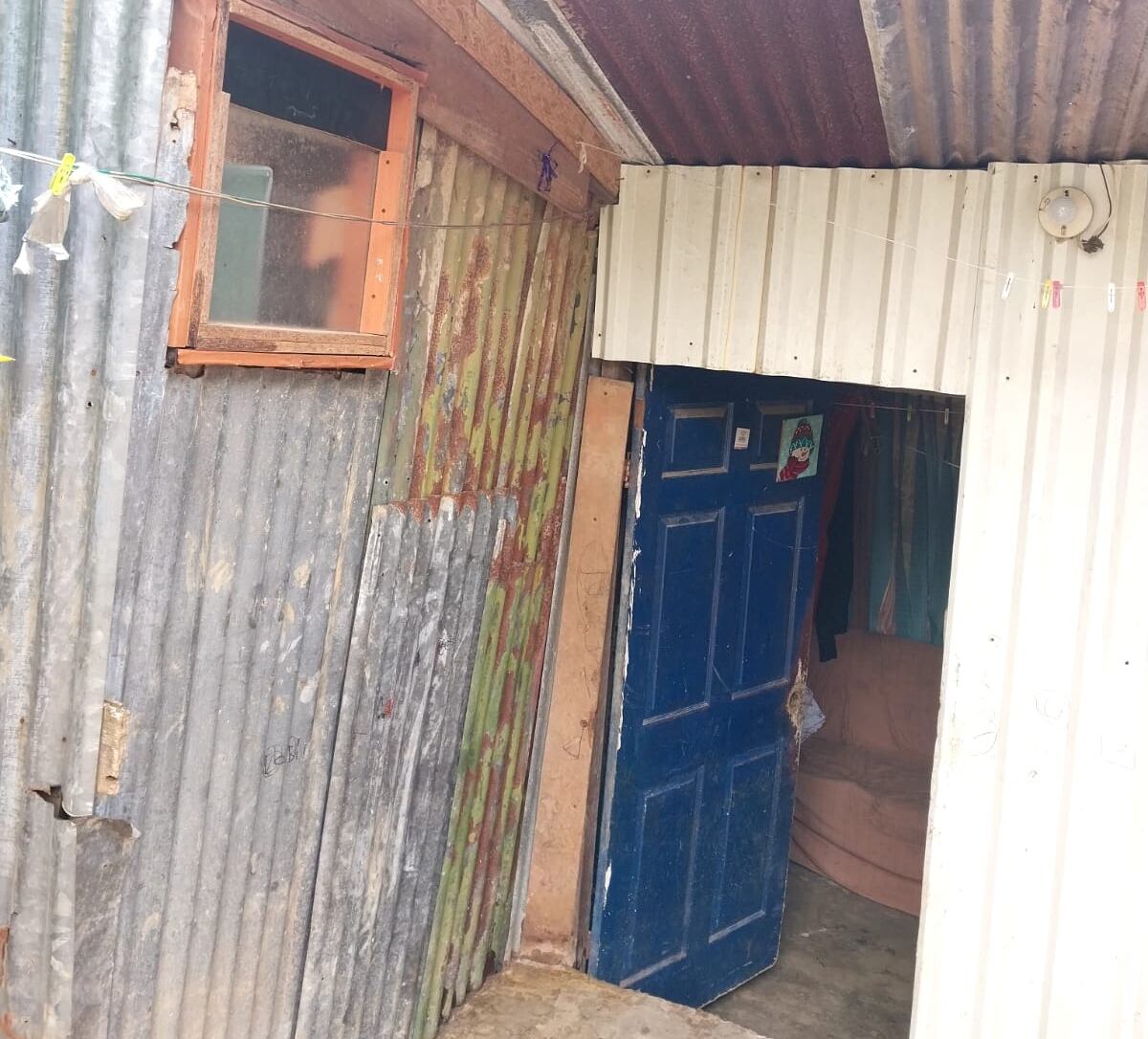 La casa donde vive Claudia Patricia con sus hijas y su pareja las expone al frío y complica las alergias que sufren sus hijas. Foto: Keyna Calderón.