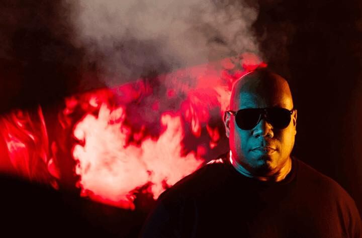 Fotografía del DJ Carl Cox en primer plano, el artista usa lentes para sol.