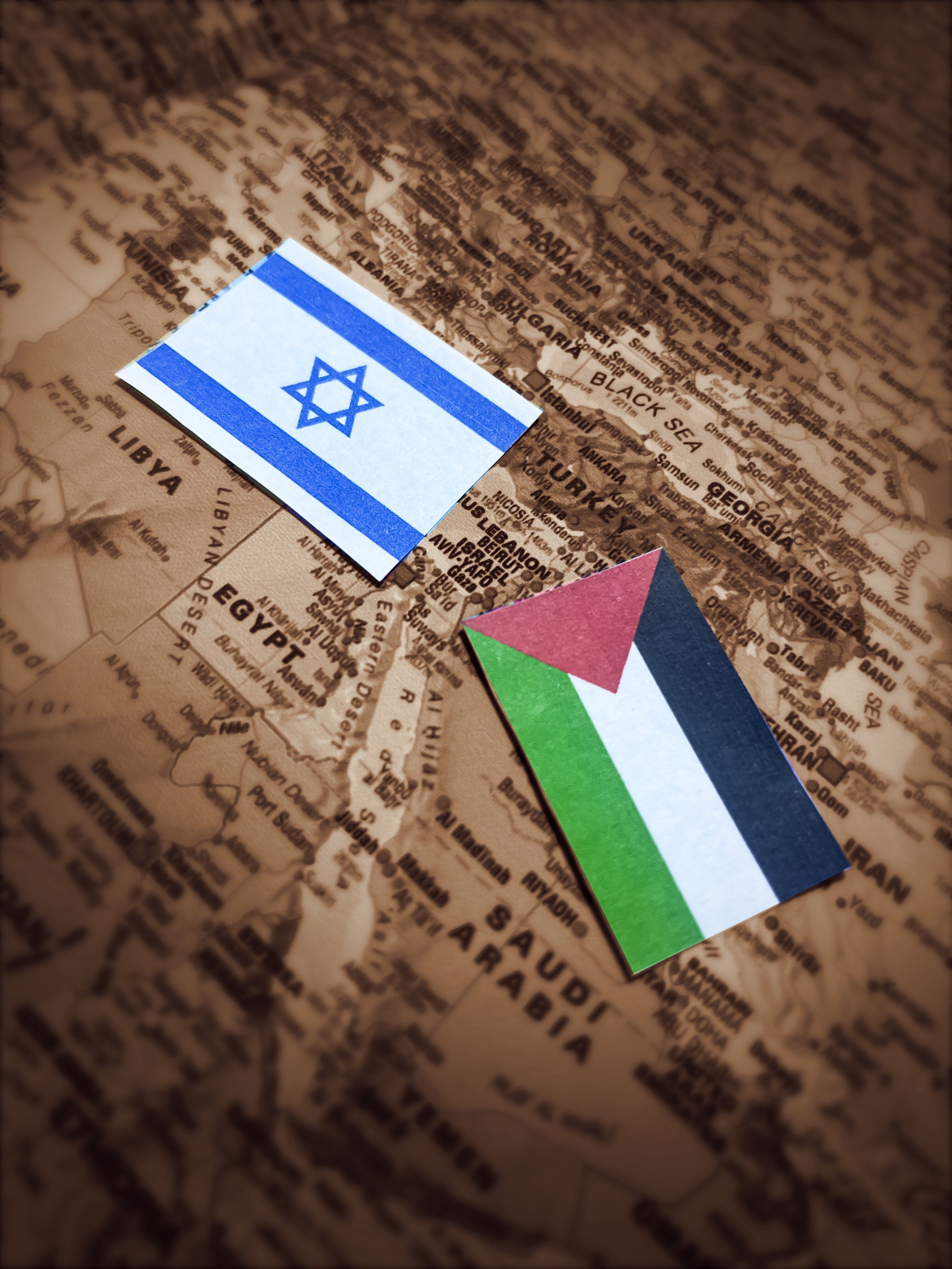 Banderas de Israel y Palestina. Mapa Medio Oriente.