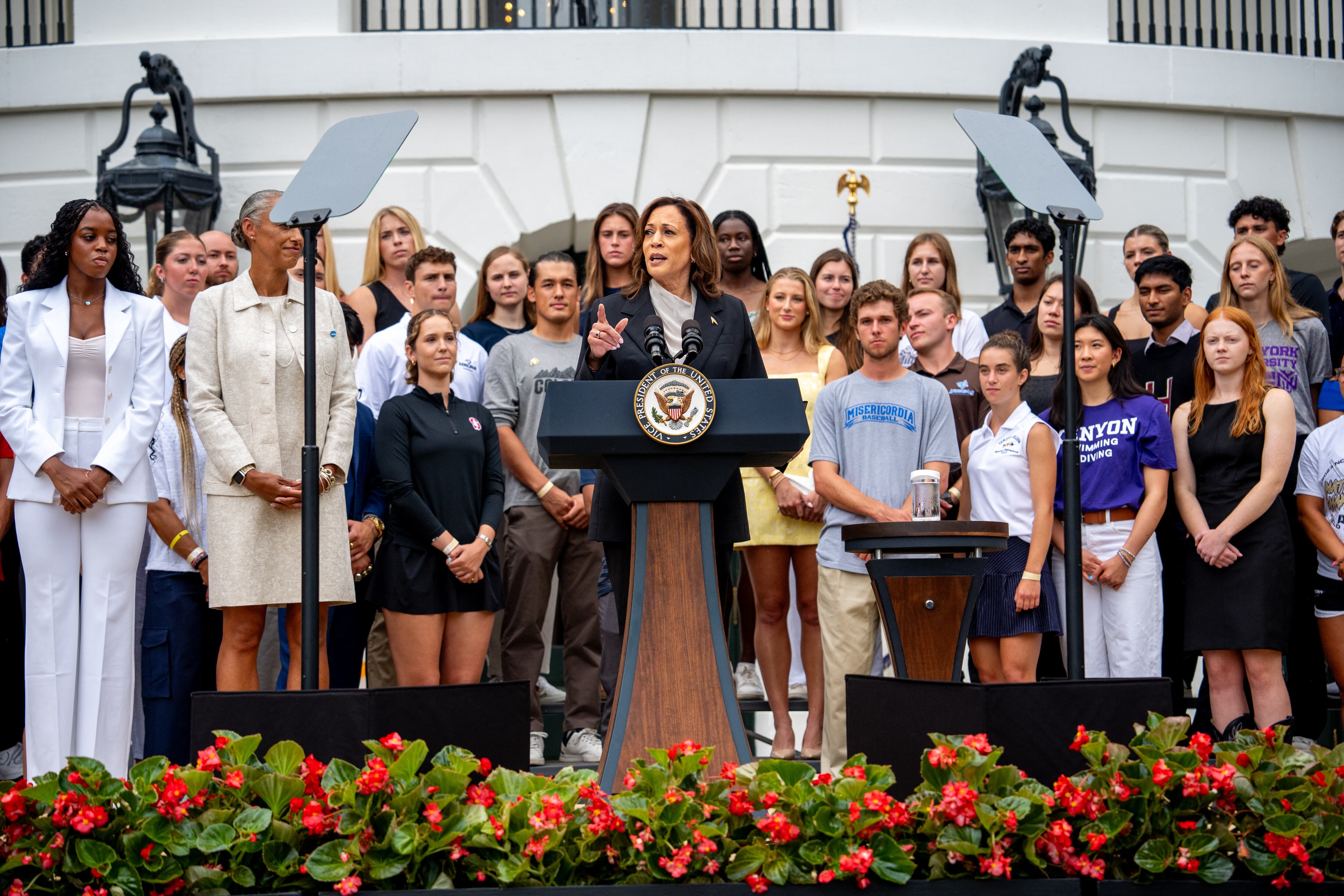 La vicepresidenta de Estados Unidos, Kamala Harris, habla durante la celebración de los equipos del campeonato de la NCAA en el jardín sur de la Casa Blanca.