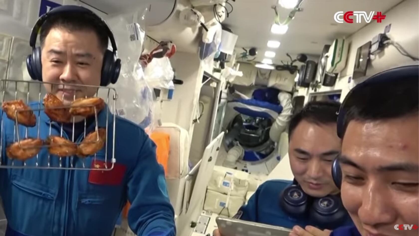Científicos chinos lograron cocinar por primera vez en el espacio. Prepararon alitas de pollo con un horno diseñado para microgravedad.