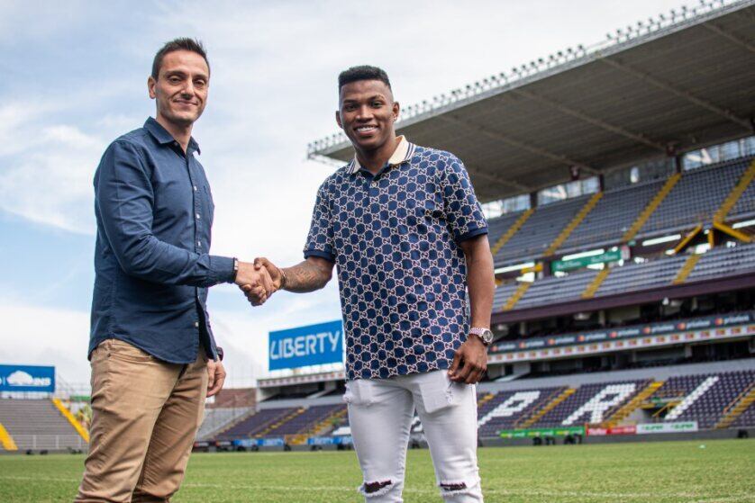 Luis Díaz fue recibido por el gerente deportivo del Saprissa, Sergio Gila. Foto: Prensa Saprissa