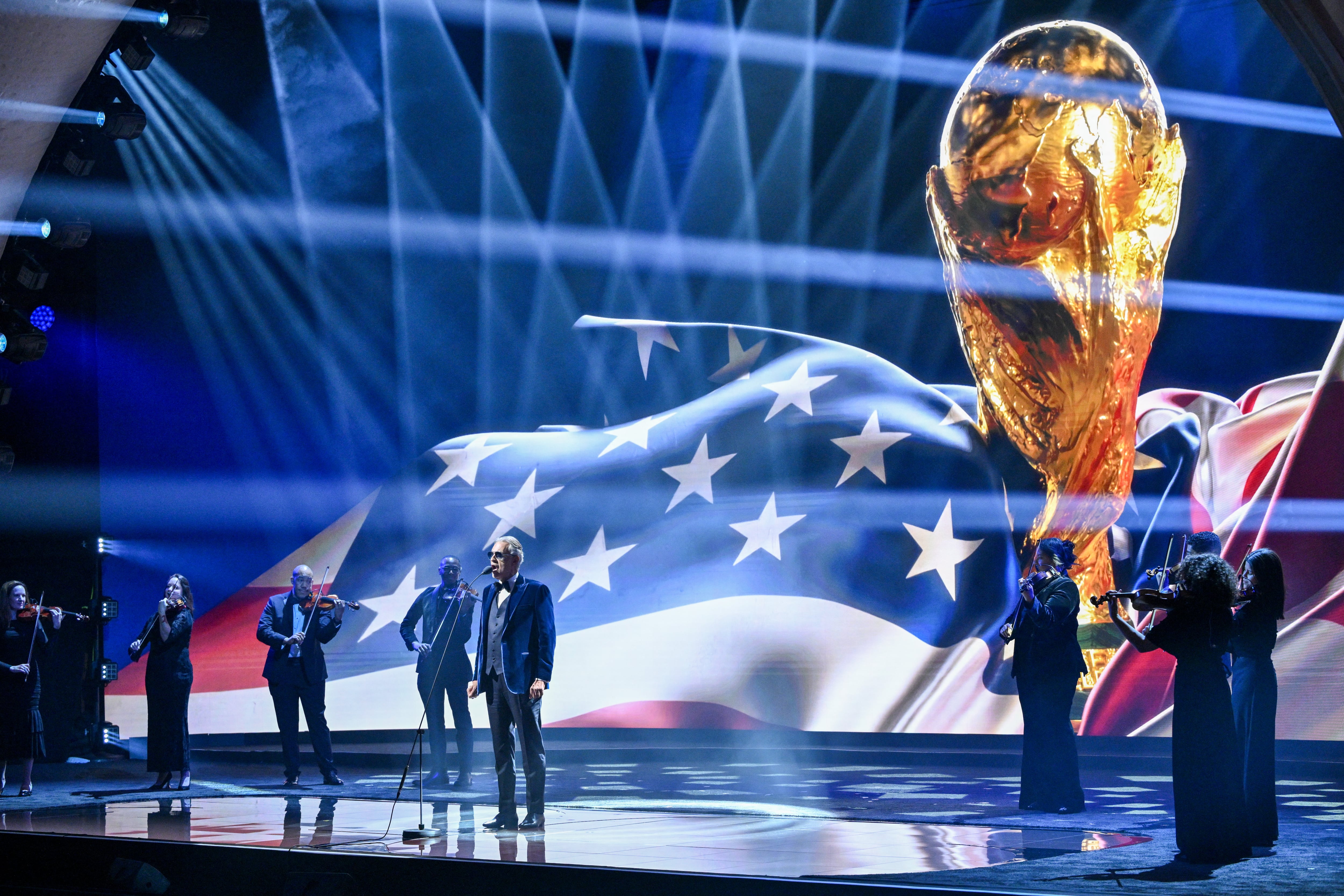 El tenor italiano Andrea Bocelli se presenta en el Kennedy Center de Washington, al inicio del sorteo del Mundial 2026.