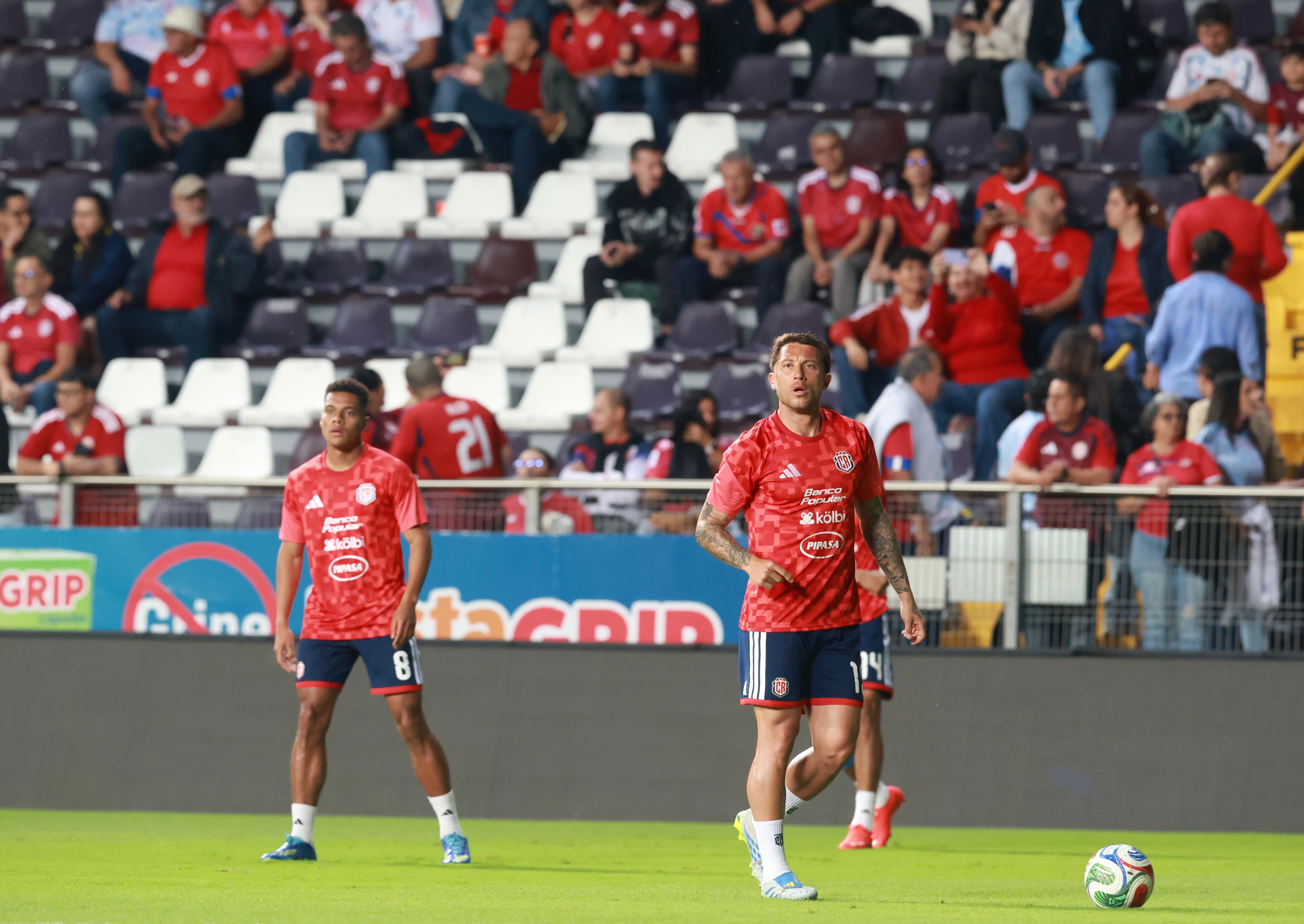 Francisco Calvo, aquí en el calentamiento de la Selección de Costa Rica antes de enfrentar a Curazao por la Nations League de Concacaf en el estadio Ricardo Saprissa.