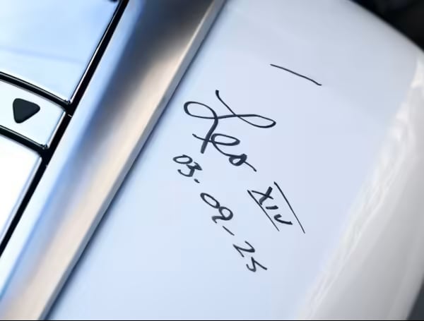 El Papa León XIV bendijo una BMW que será subastada en Alemania para financiar una escuela que beneficiará a niños en Madagascar.