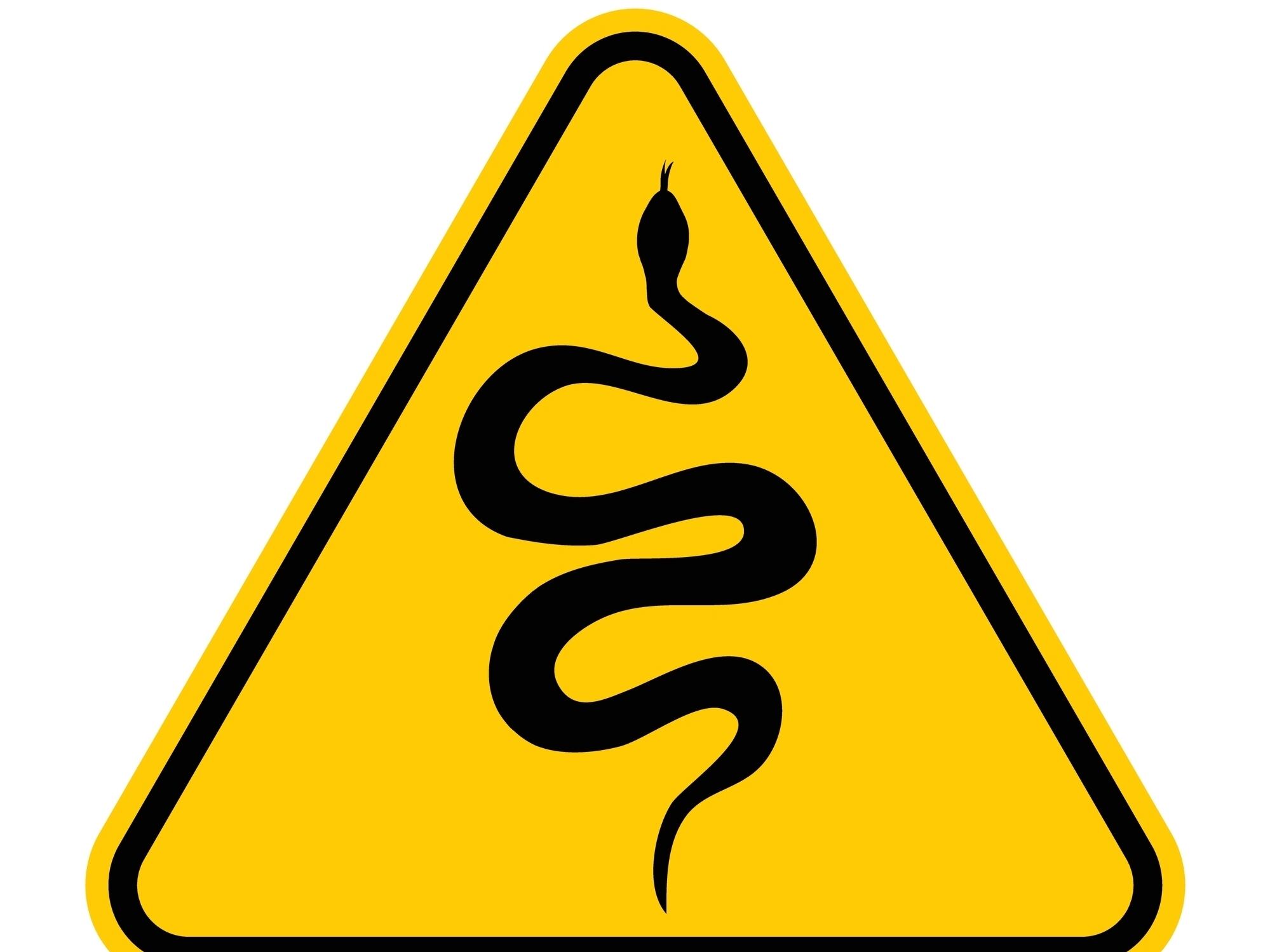 Rótulo de advertencia sobre la presencia de serpientes en la carretera, utilizado como metáfora visual para ilustrar a los "outsiders" políticos que aglutinan descontentos diversos con astucia y oportunismo.