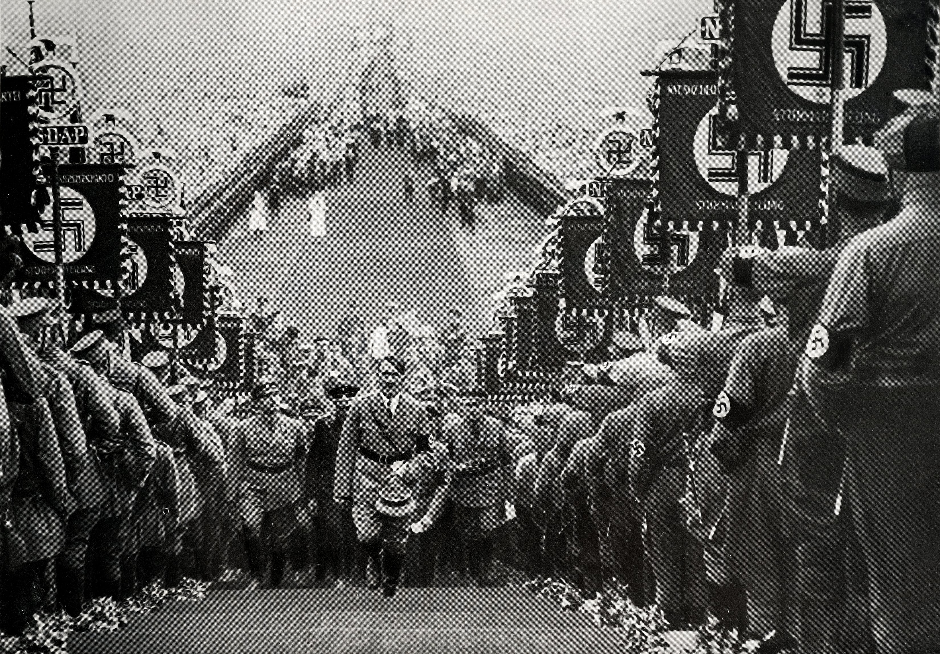 Núremberg, Alemania. Adolf Hitler, líder de la Alemania nazi, en 1934, en una conferencia del partido en el centro de propaganda de Bückeberg.