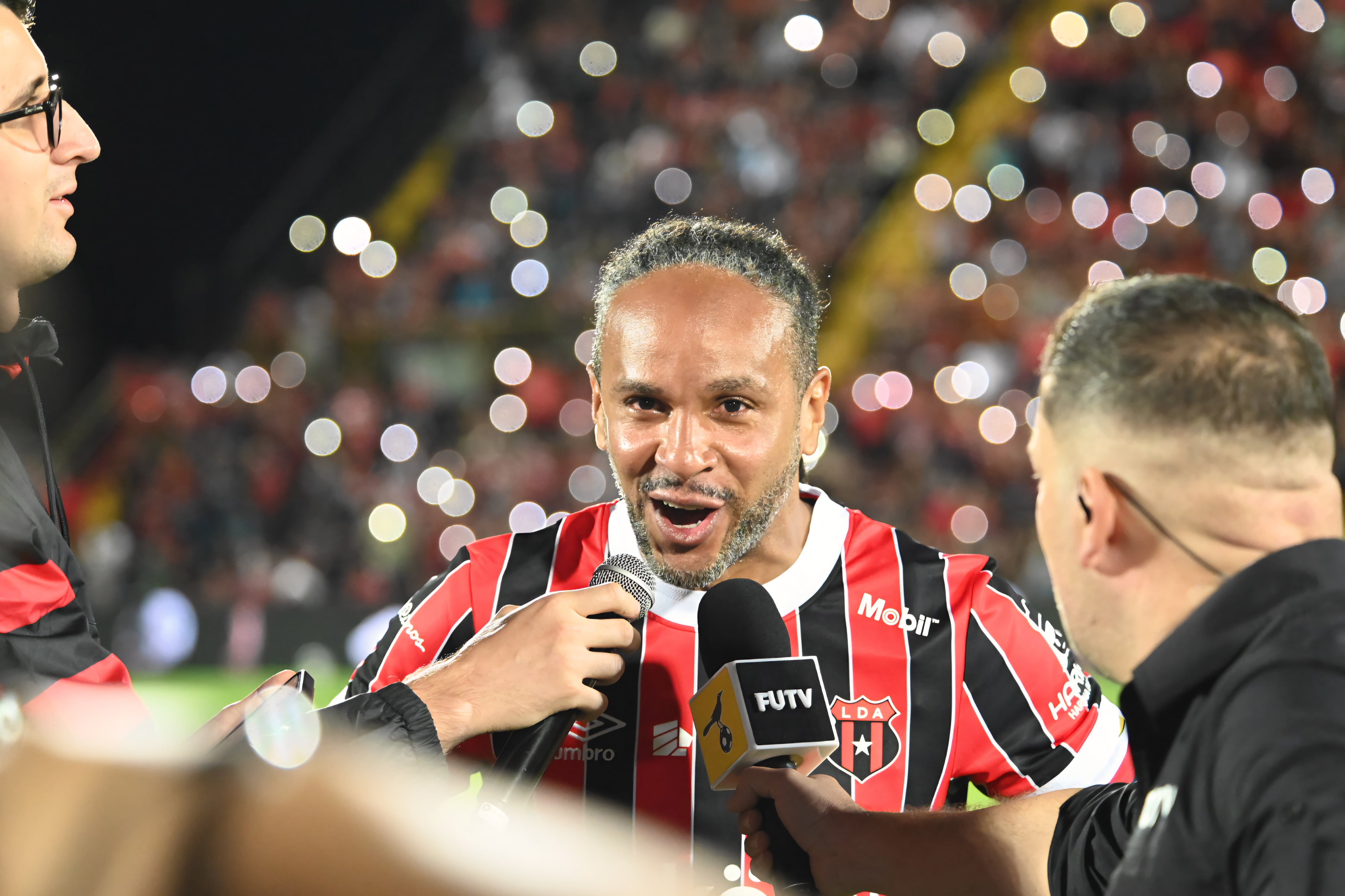 23 de agosto de 2026. Estadio Alejandro Morera Soto. 18:00 hrs. La Liga Deportiva Alajuelense juega contra la Asociación Deportiva San Carlos en partido correspondiente a la jornada 5 del Torneo de Apertura de la Liga Promérica. Otro dato relevante del juego es el retiro oficial del delantero Jonathan McDonald del fútbol. En la foto: Ismael Rescalvo técnico de la liga y Walter Centeno de San Carlos. Retiro del jugador Jonathan Mcdonald. Jugadas relevantes del partido. Foto: Albert Marin