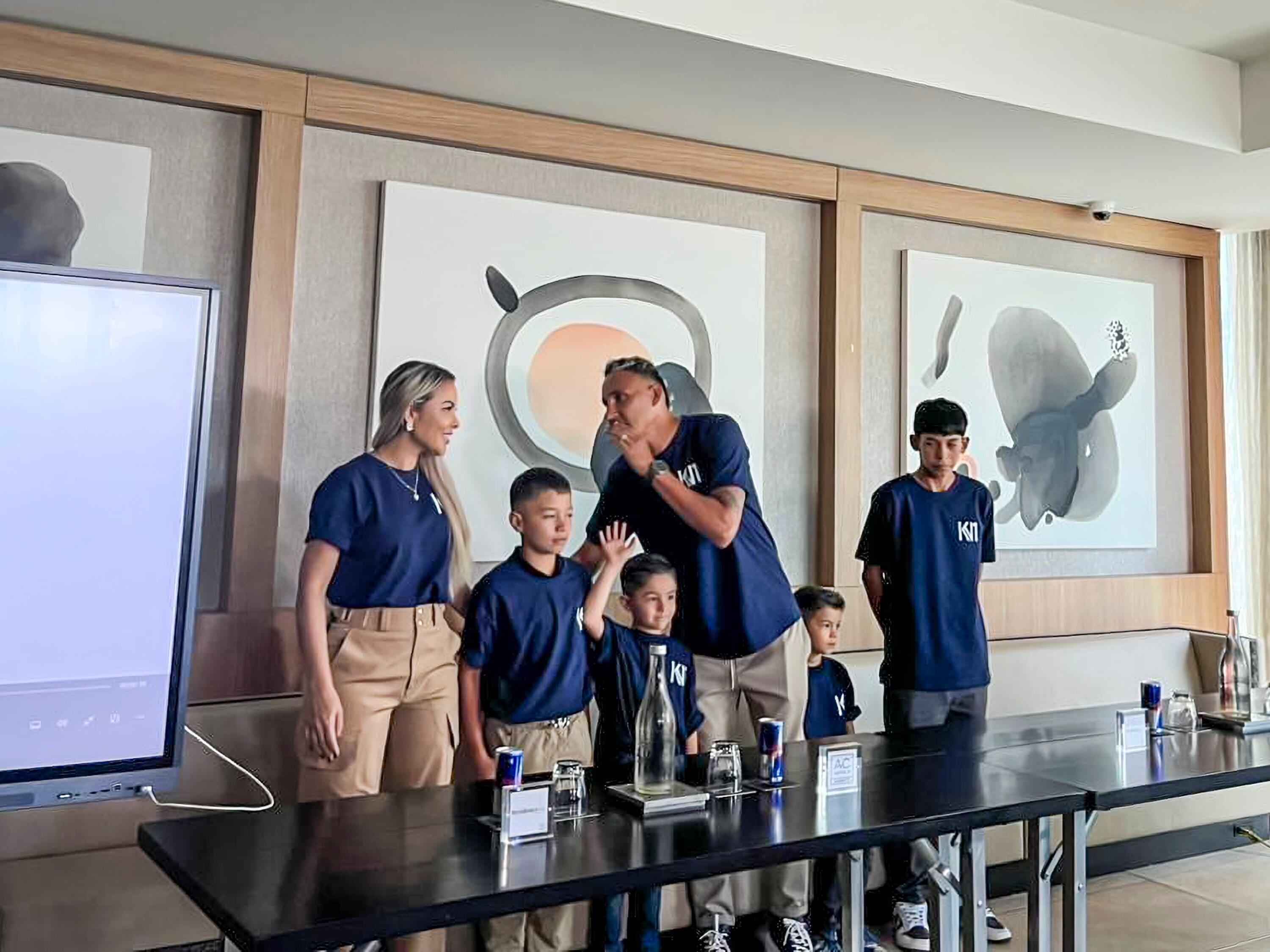 Keylo, su esposa, y parte de los corredores de motocross, presentan la carrera KN1 de Motocross