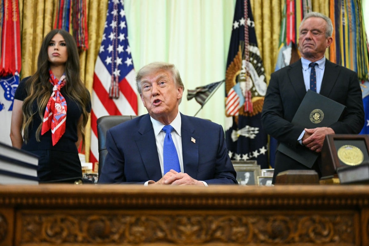 Donald Trump habla tras firmar una orden ejecutiva que promueve más investigación y flexibilidad en materia de vacunas, acompañado por el secretario de Salud, Robert F. Kennedy Jr. (der.), y Jayme Leagh Franklin (izq.), fundadora de The Conservateur.
