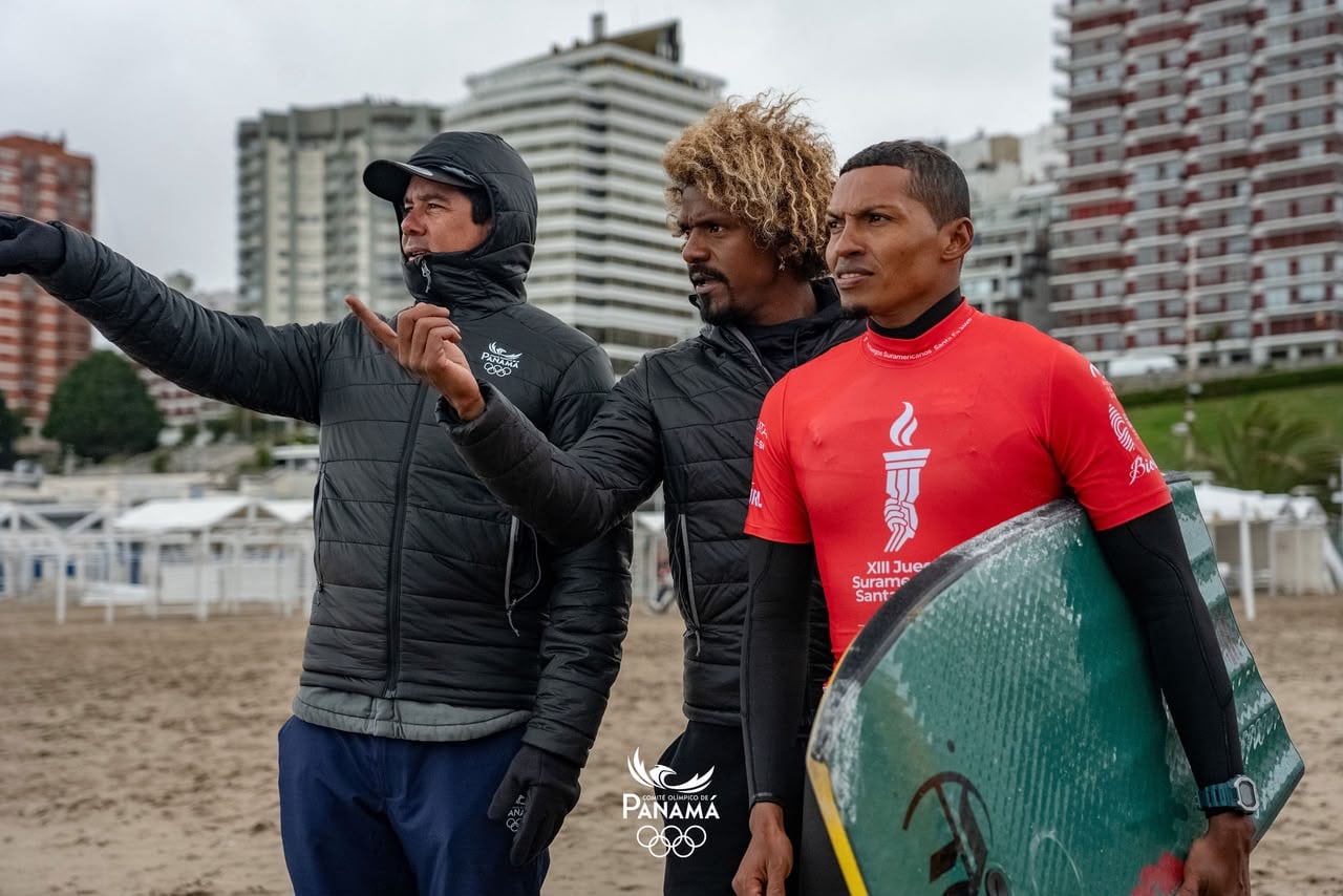 Diego Naranjo (izquierda) sigue aumentando su palmarés como entrenador de surf.