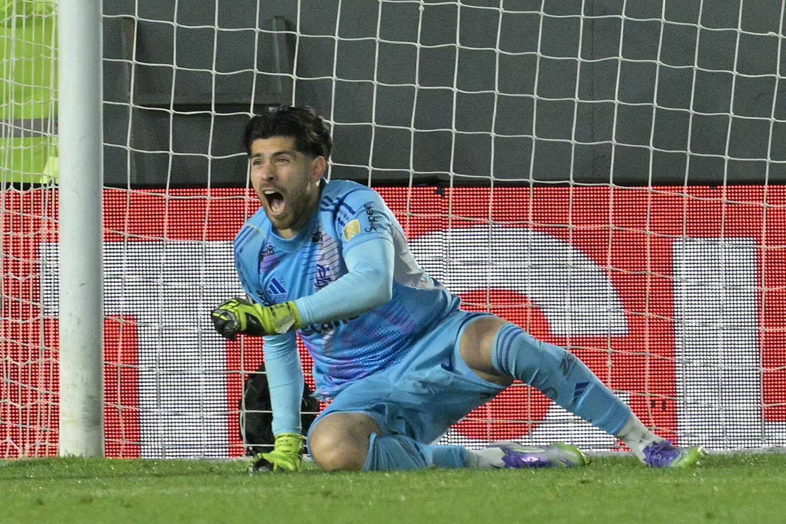 Creación de notas desde GDA y Cables dijo:
El portero argentino de Flamengo, número 01, Agustín Rossi, celebró tras ganar la tanda de penales en el partido de vuelta de los cuartos de final de la Copa Libertadores, disputado entre Estudiantes de La Plata (Argentina) y Flamengo (Brasil), en el estadio Jorge Luis Hirschi, en La Plata, provincia de Buenos Aires, Argentina, el 25 de setiembre de 2025. (Foto de Juan Mabromata / AFP)