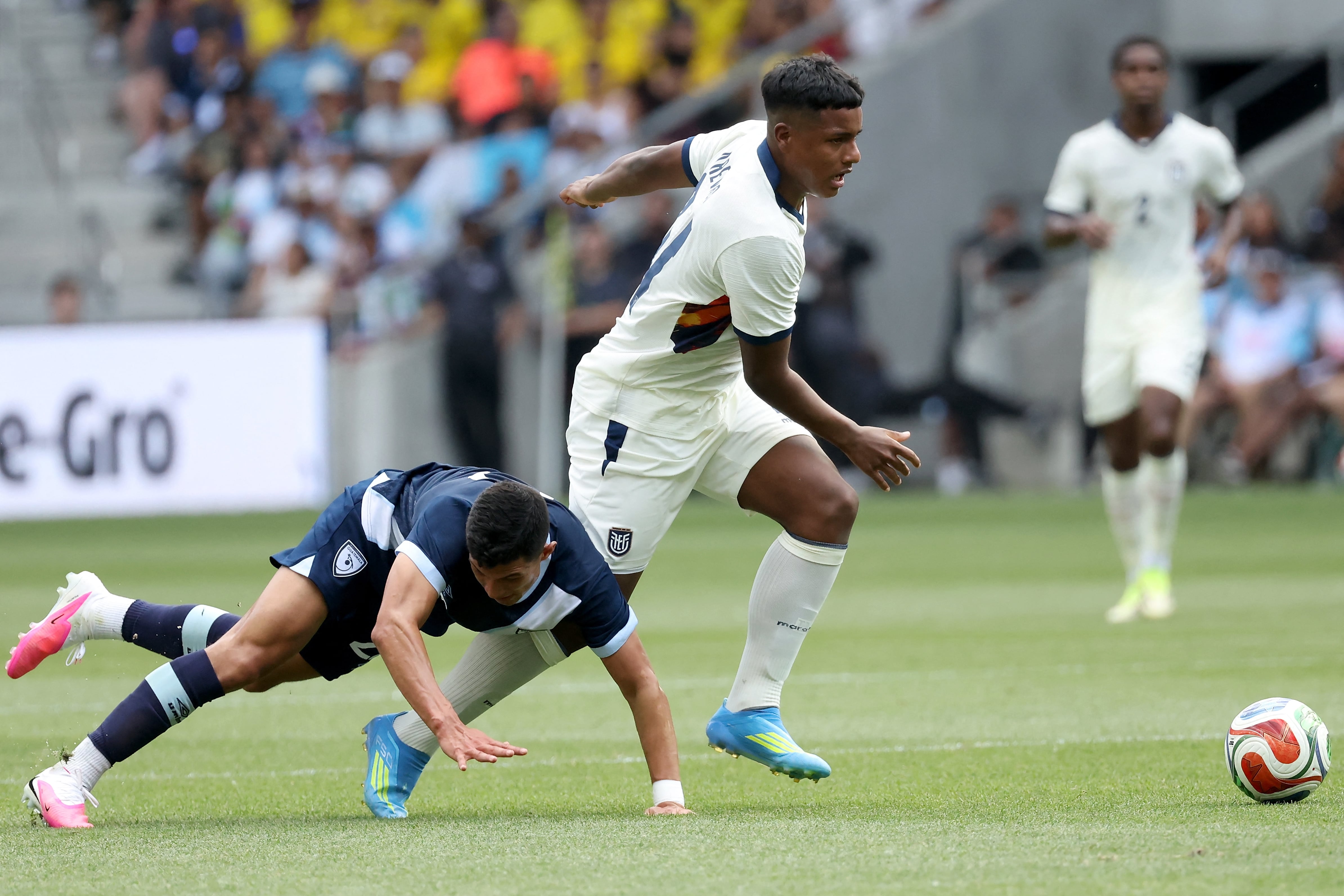 Jonathan Franco, de Guatemala, y Jeremy Arévalo, de Ecuador, disputan el balón en el amistoso antes del Mundial 2026 disputado en el estadio ScottsMiracle-Gro de Columbus.