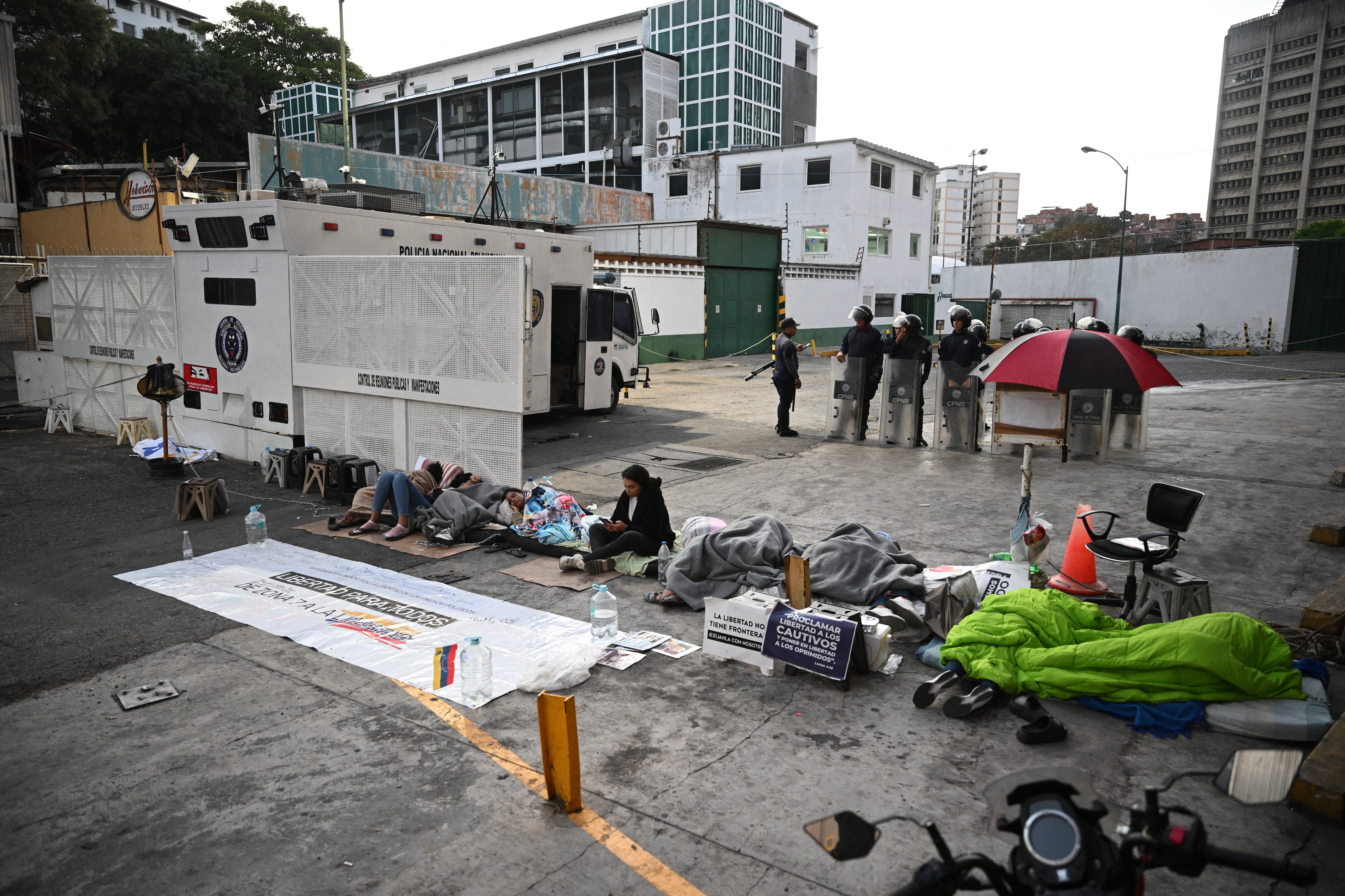 Familiares de presos políticos acampan frente a la cárcel Zona 7 en Caracas, donde iniciaron una huelga de hambre para pedir la liberación de sus seres queridos tras el aplazamiento de una ley de amnistía en el Parlamento.
