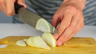 El truco para cortar cebolla sin llorar que reveló la ciencia (y pocos conocen)