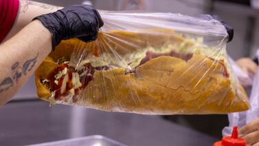 Ventanita, que es famosa por empanada gigante, conquistó a Don Omar y Karol G