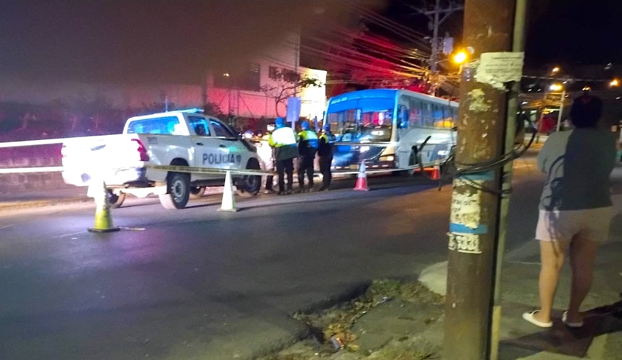 Escena la madrugada de este martes donde fu asesinado un hombre justo antes de abordar el autobús. Fotografía: Cortesía.