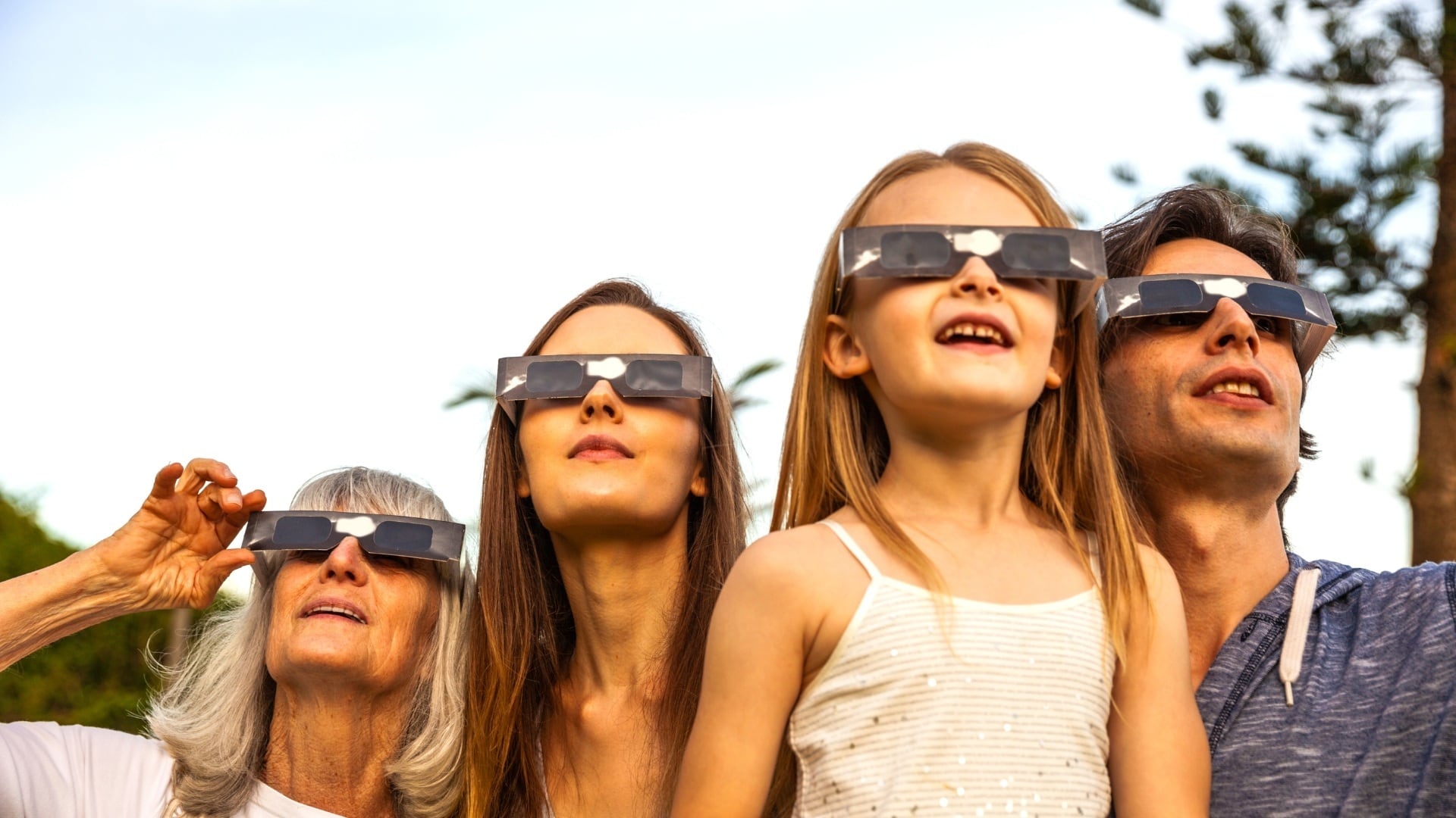 Foto de ARCHIVO)
Gente con gafas de sol. Obervación eclipse solar.
REMITIDA / HANDOUT por GOBIERNO
Fotografía remitida a medios de comunicación exclusivamente para ilustrar la noticia a la que hace referencia la imagen, y citando la procedencia de la imagen en la firma
06/6/2026