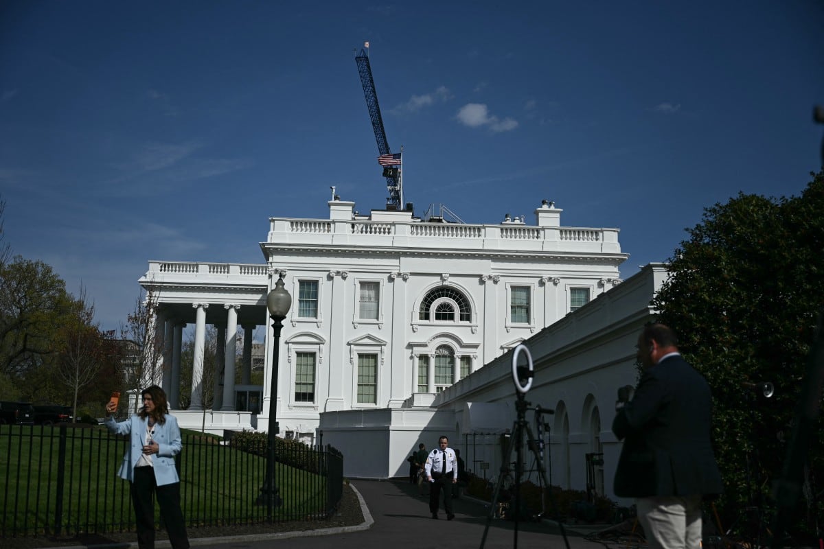 Una grúa trabajando en el salón de baile proyectado por el presidente de Estados Unidos, Donald Trump, se observa en la Casa Blanca en Washington, D.C., el 31 de marzo de 2026.