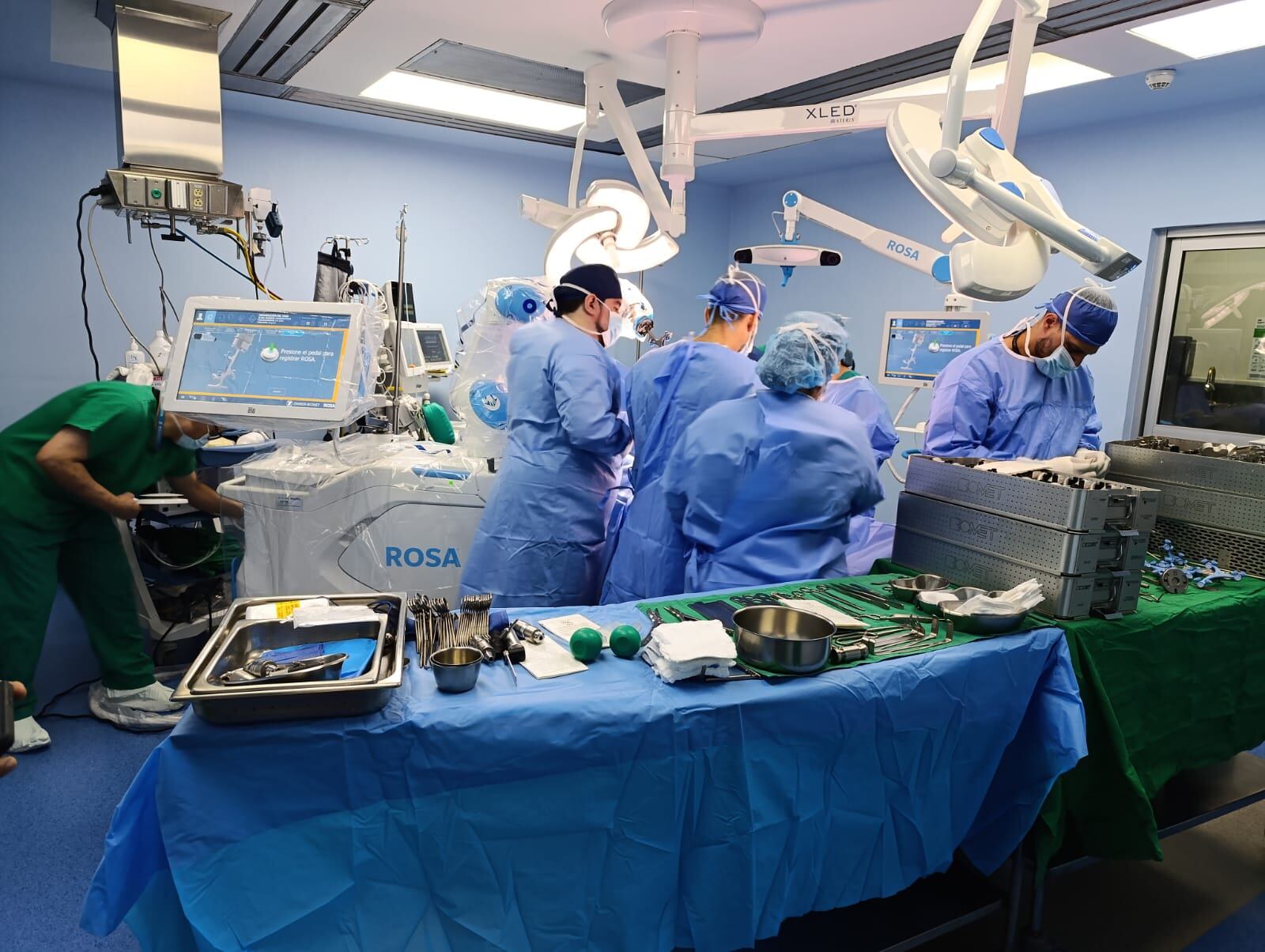 El Centro Nacional de Rehabilitación (Cenare) confirmó que le puso la gabacha y le dio la orden de ponerse a trabajar a una tecnología de las más avanzadas del planeta. Se trata de un asistente robótico llamado ROSA