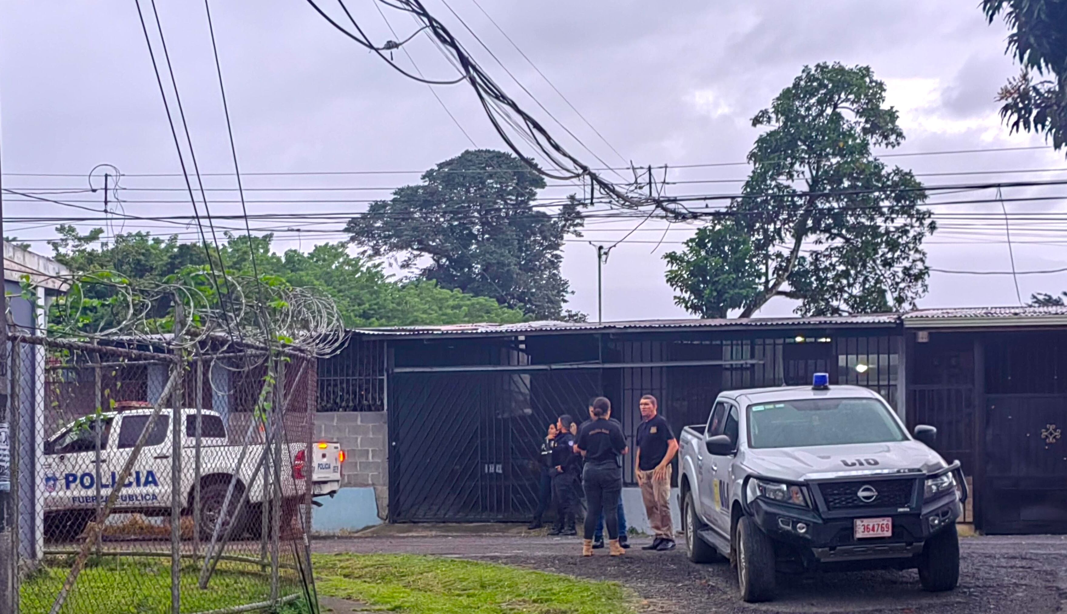 Escena en barrio San Martín fue custodiada por personal de OIJ y Fuerza Pública este lunes. Fotografía: