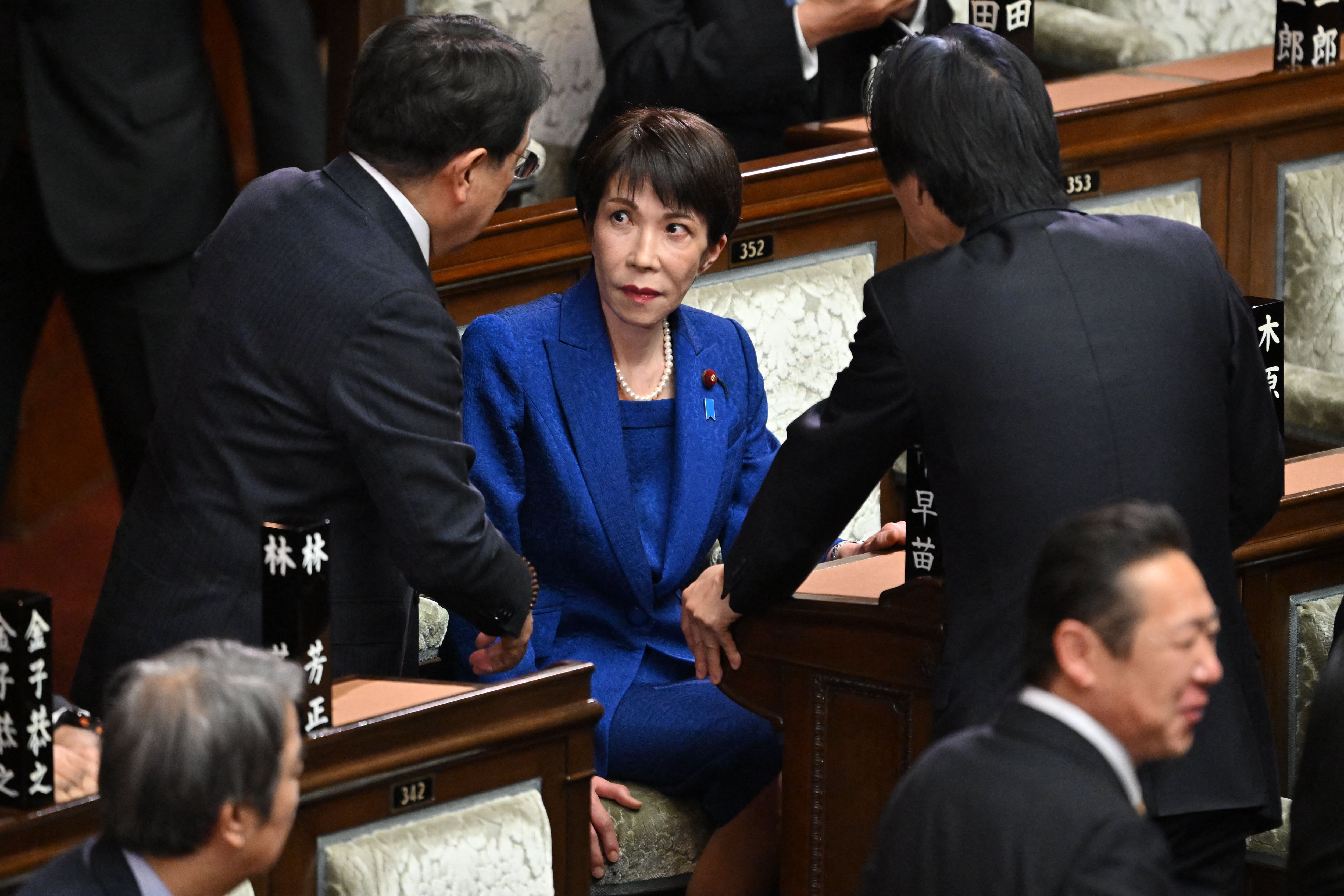 La primera ministra de Japón, Sanae Takaichi (centro) con miembros de la Dieta antes de una sesión plenaria de la Cámara de Representantes en Tokio este 23 de enero. Fotografía: