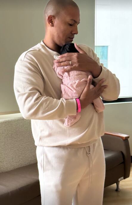 Greivin Morgan y su esposa Sheiris Montero recibieron a su hija Sahel en brazos el 14 de mayo de 2025