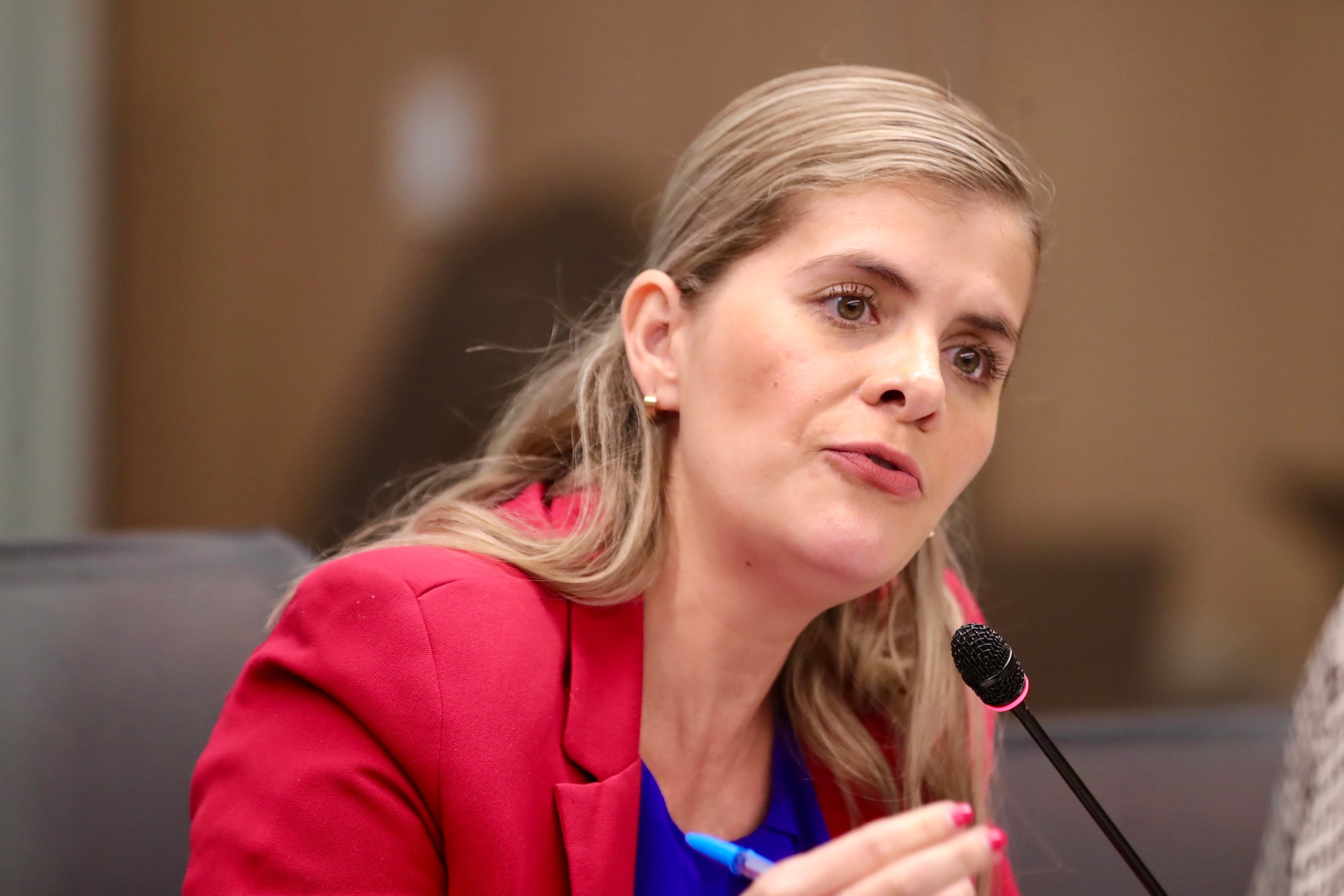 La ministra Laura Fernández sugirió incluir una reforma en un proyecto de ley que permita contratar una póliza para la defensa penal de los funcionarios públicos. Foto: