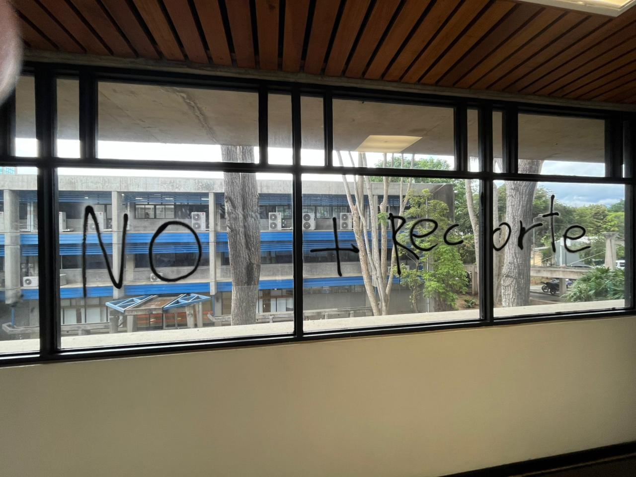 Estudiantes pintan consignas en el edificio de la Rectoría de la UCR.