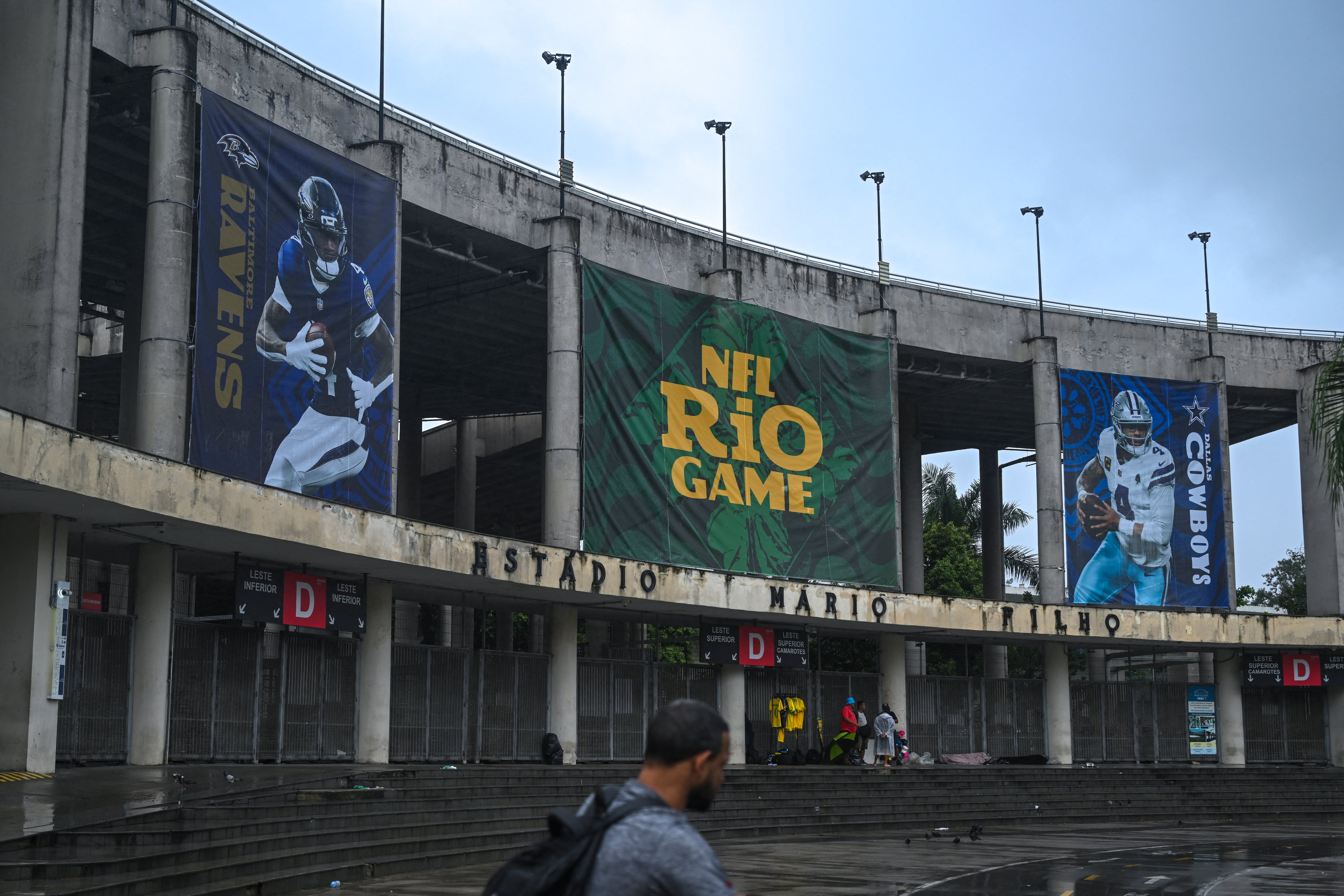 La entrada principal del Estadio Maracaná muestra loa anuncios del partido de la NFL entre los Baltimore Ravens y los Dallas Cowboys este domingo 27 de setiembre.